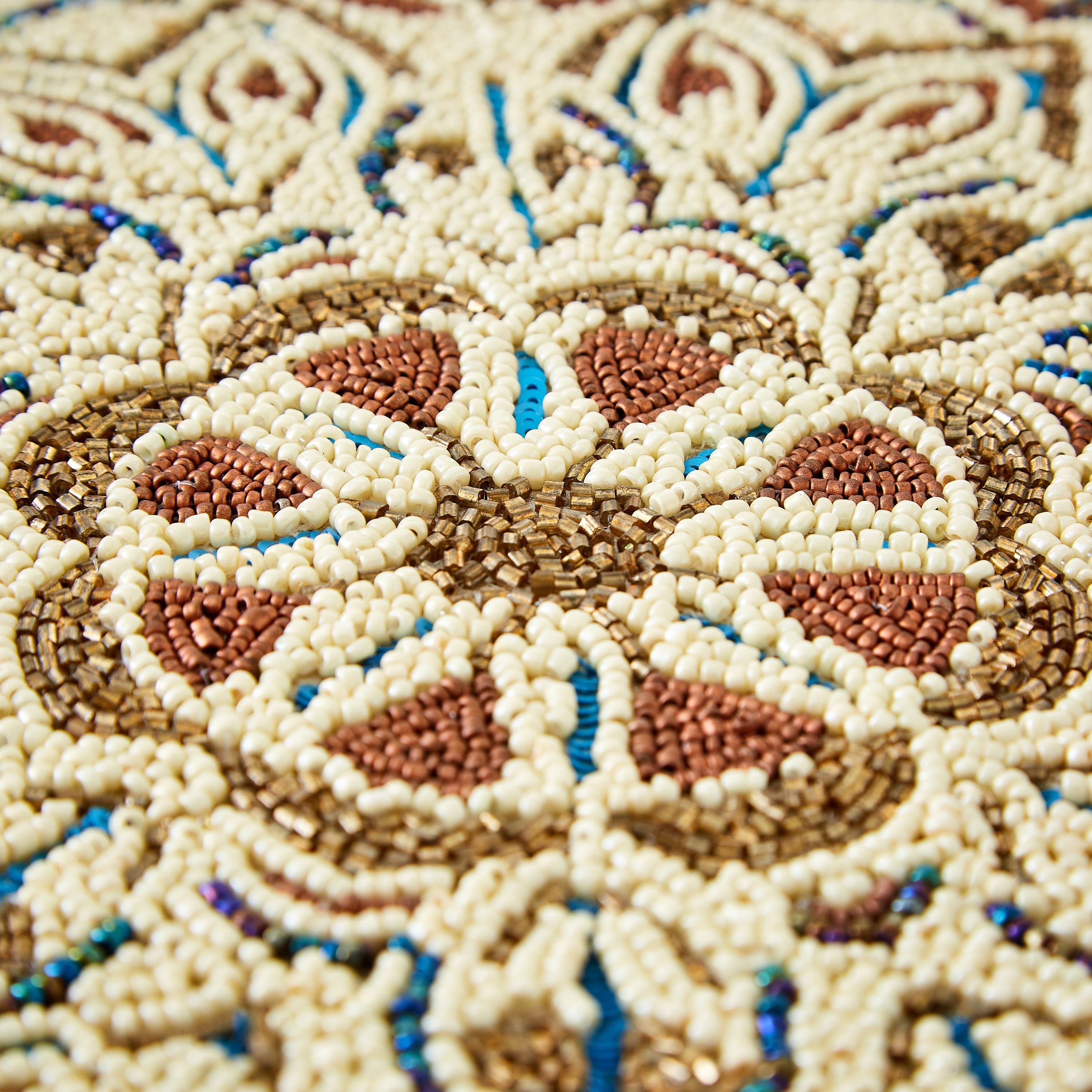 لبادة صحون خرز مستديرة من إليزا-hbxdecorandfurnishings-homefurnishings-tablelinens-image-3