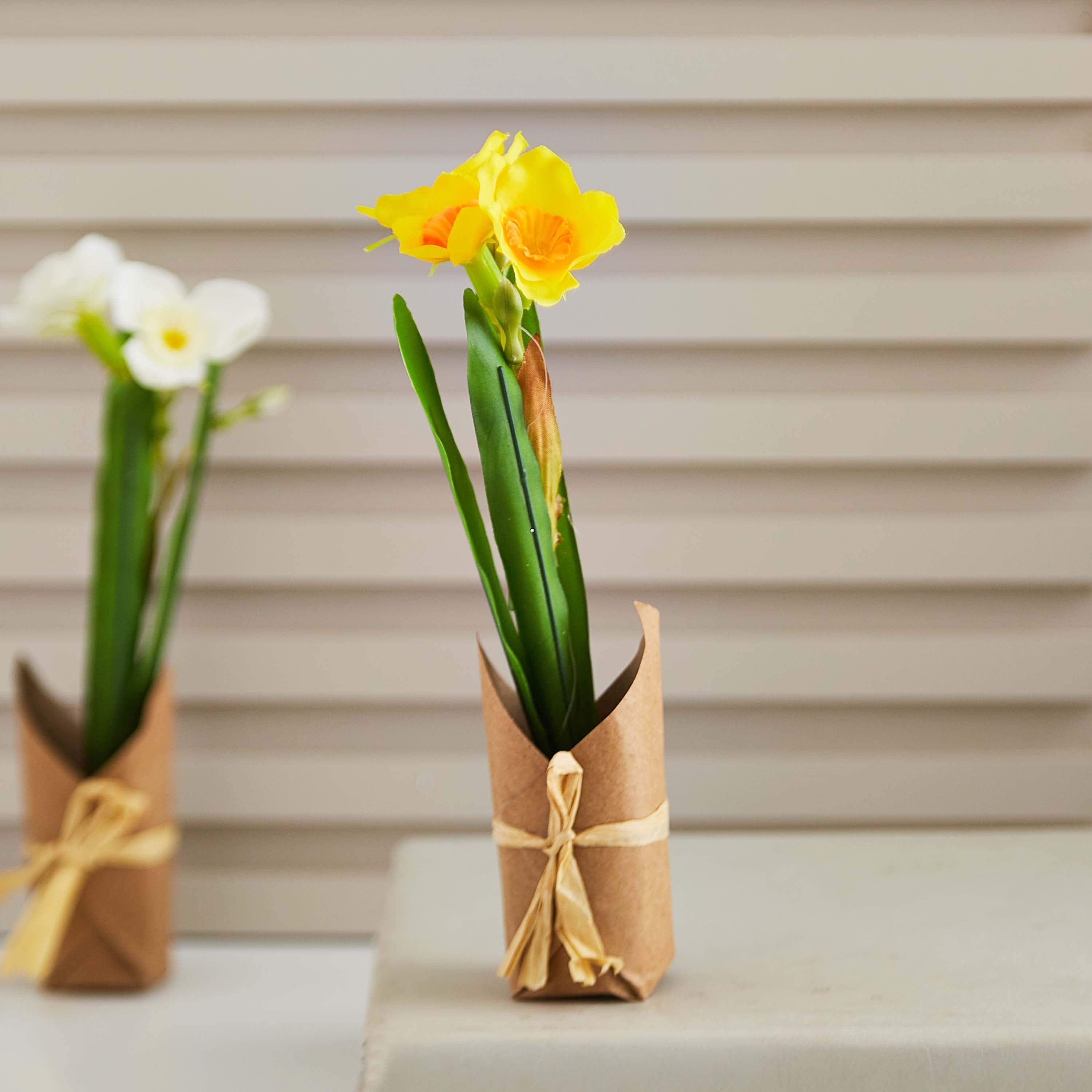 زهرة زينة مع مزهرية من إيدينك - 23 سم-hbxdecorandfurnishings-homeaccessories-artificialflowersandplants-image-1