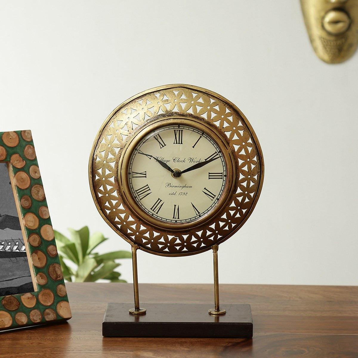 ساعة حائط معدنية بتصاميم مفرغة مزخرفة على حامل خشبي من إيبيزا-hbxhomeware-hbxdecorandfurnishings-image-1