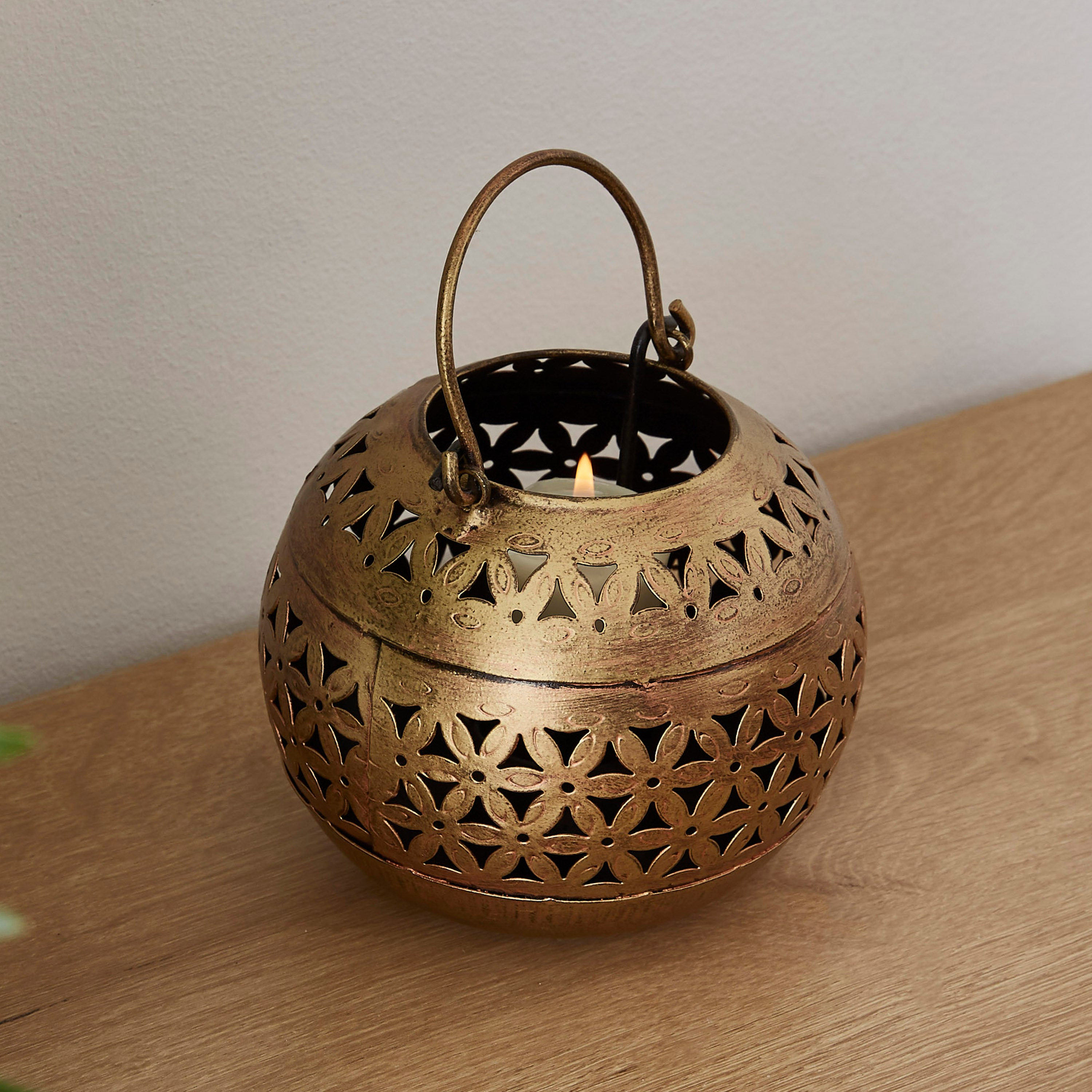 حامل شموع بيضاوي بتفاصيل مفرّغة ديزي مع مقبض من إيبيزا-hbxdecorandfurnishings-homeaccessories-lanterns-image-1