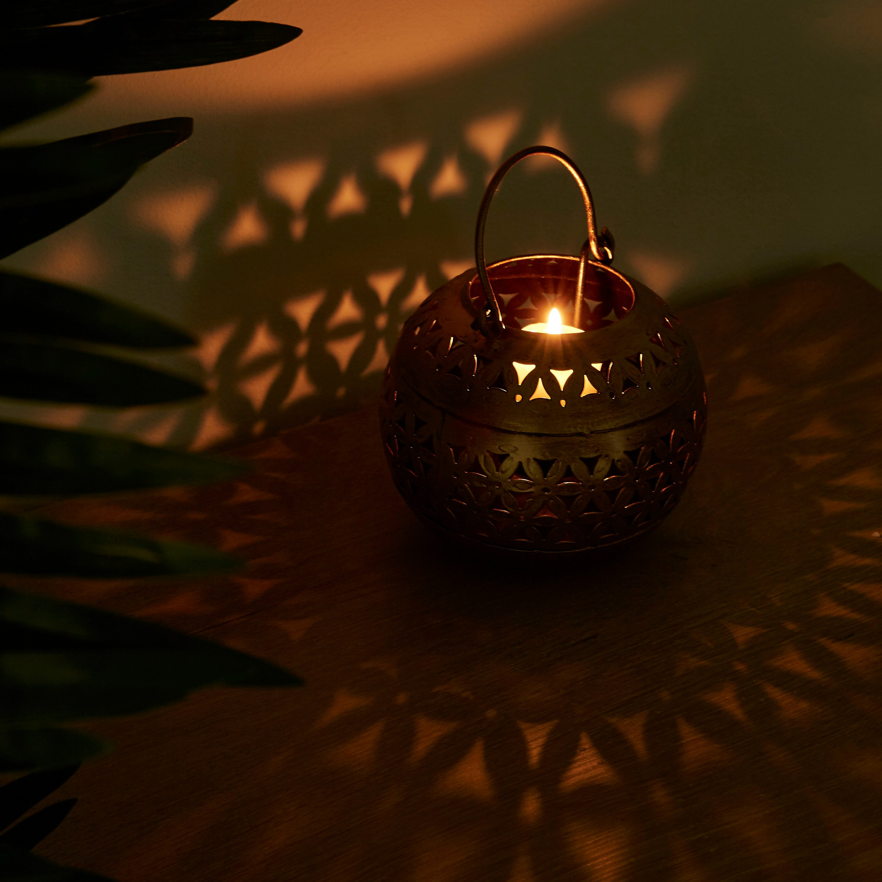 حامل شموع بيضاوي بتفاصيل مفرّغة ديزي مع مقبض من إيبيزا-hbxdecorandfurnishings-homeaccessories-lanterns-image-2