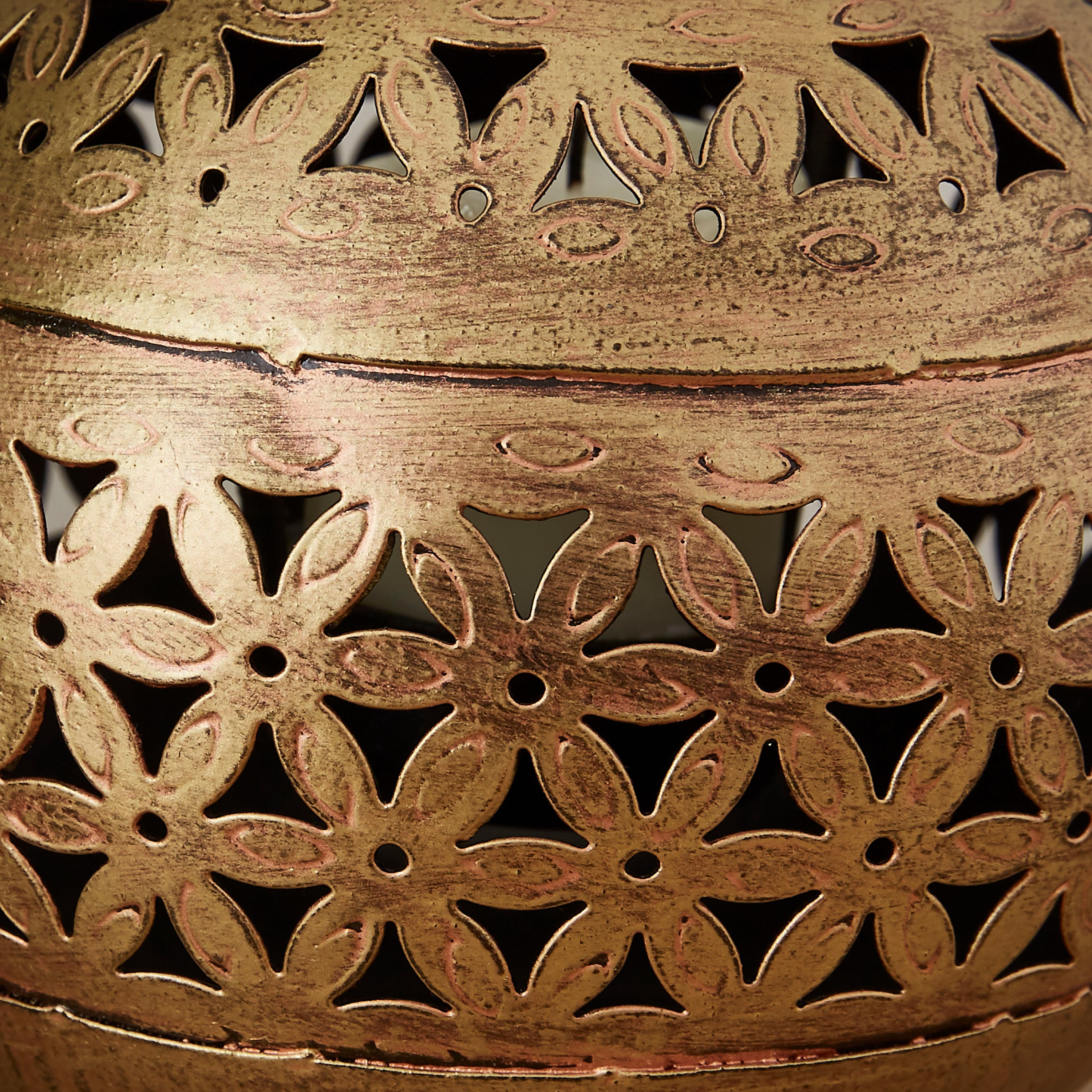 حامل شموع بيضاوي بتفاصيل مفرّغة ديزي مع مقبض من إيبيزا-hbxdecorandfurnishings-homeaccessories-lanterns-image-3
