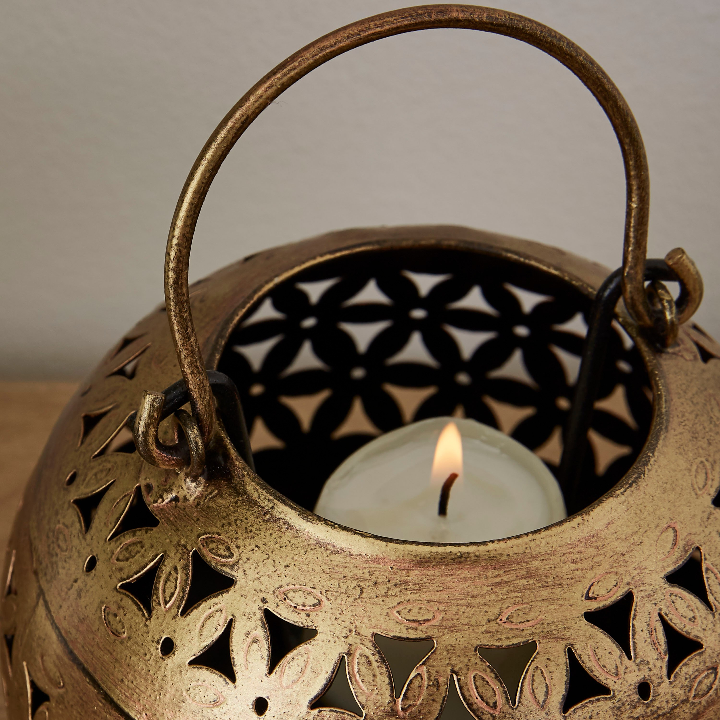 حامل شموع بيضاوي بتفاصيل مفرّغة ديزي مع مقبض من إيبيزا-hbxdecorandfurnishings-homeaccessories-lanterns-image-4