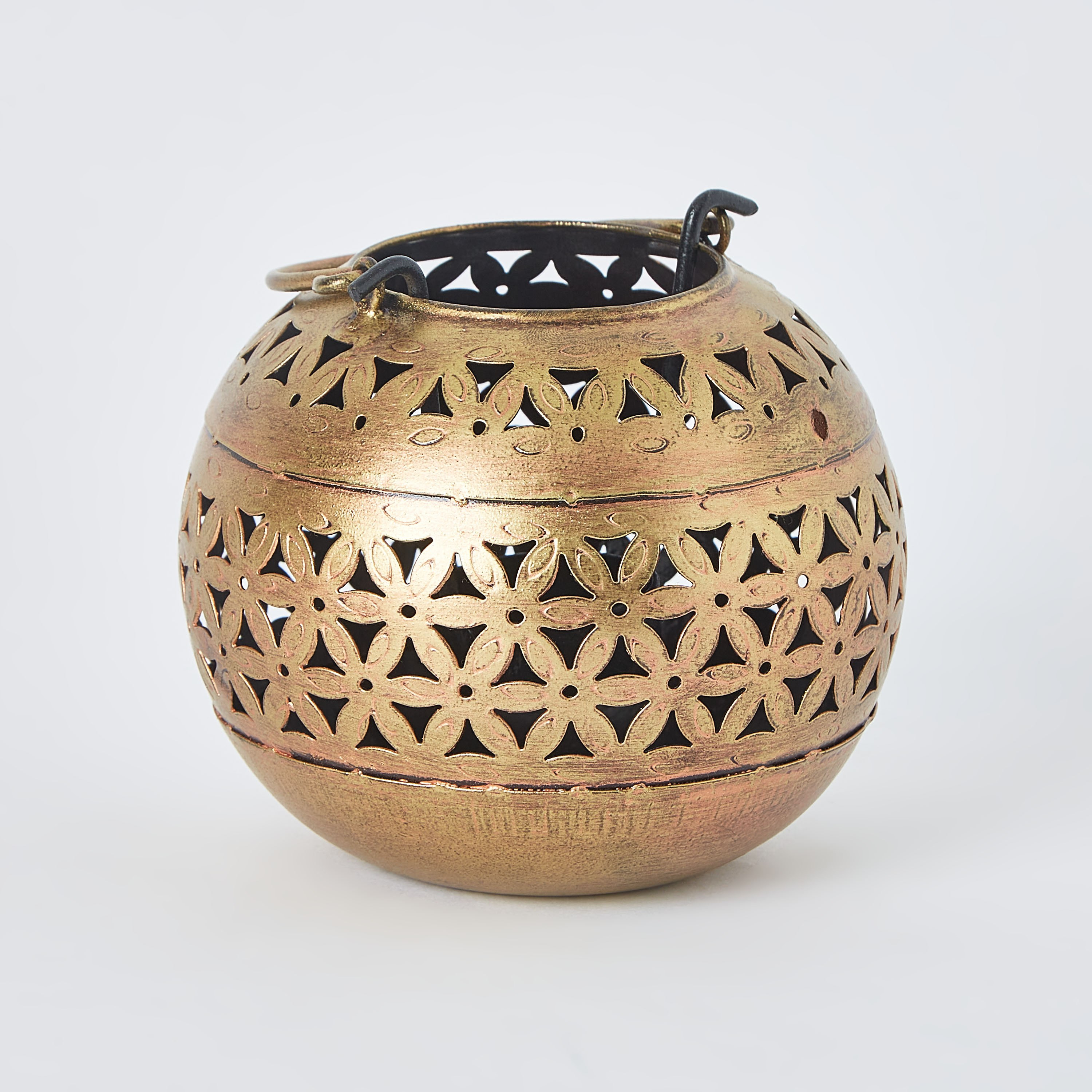 حامل شموع بيضاوي بتفاصيل مفرّغة ديزي مع مقبض من إيبيزا-hbxdecorandfurnishings-homeaccessories-lanterns-image-6