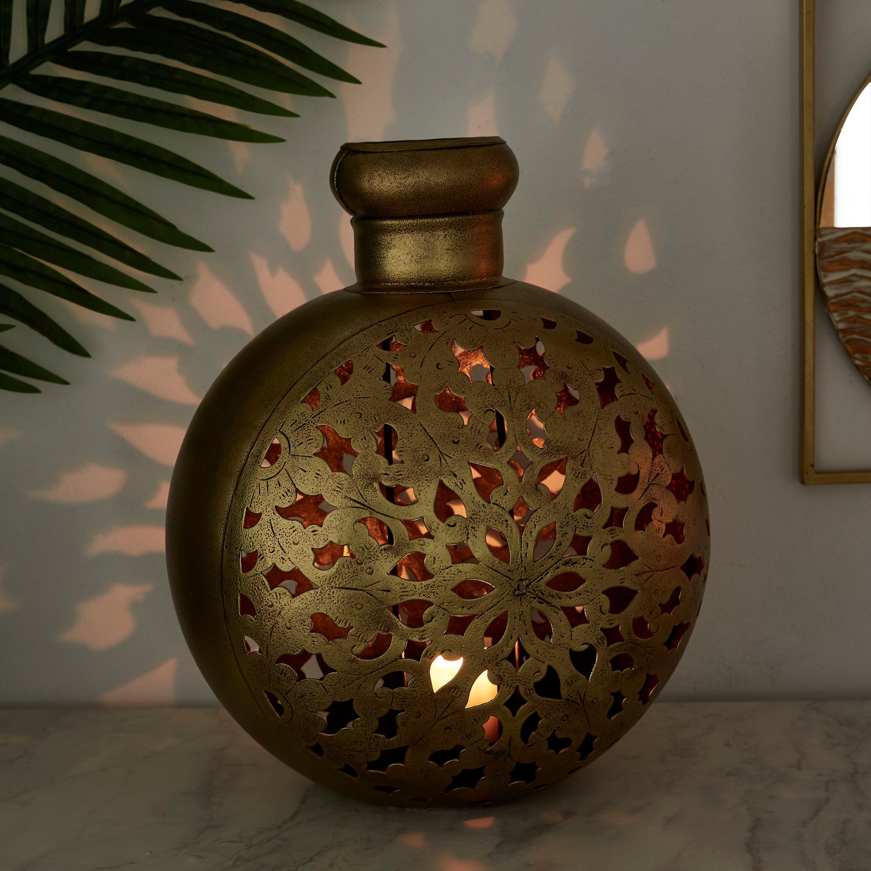 حامل شموع معدني مزخرف بتفاصيل مفرغة كوديا من إيبيزا-hbxlivingroom-decorandaccessories-candleholders-image-2