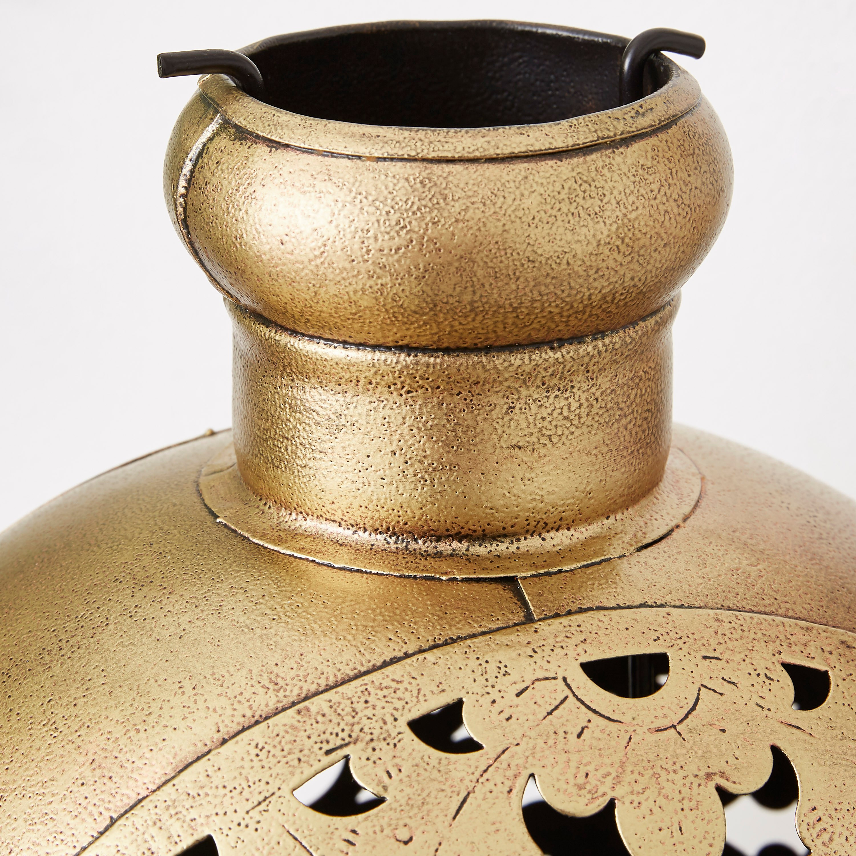 حامل شموع معدني مزخرف بتفاصيل مفرغة كوديا من إيبيزا-hbxlivingroom-decorandaccessories-candleholders-image-3