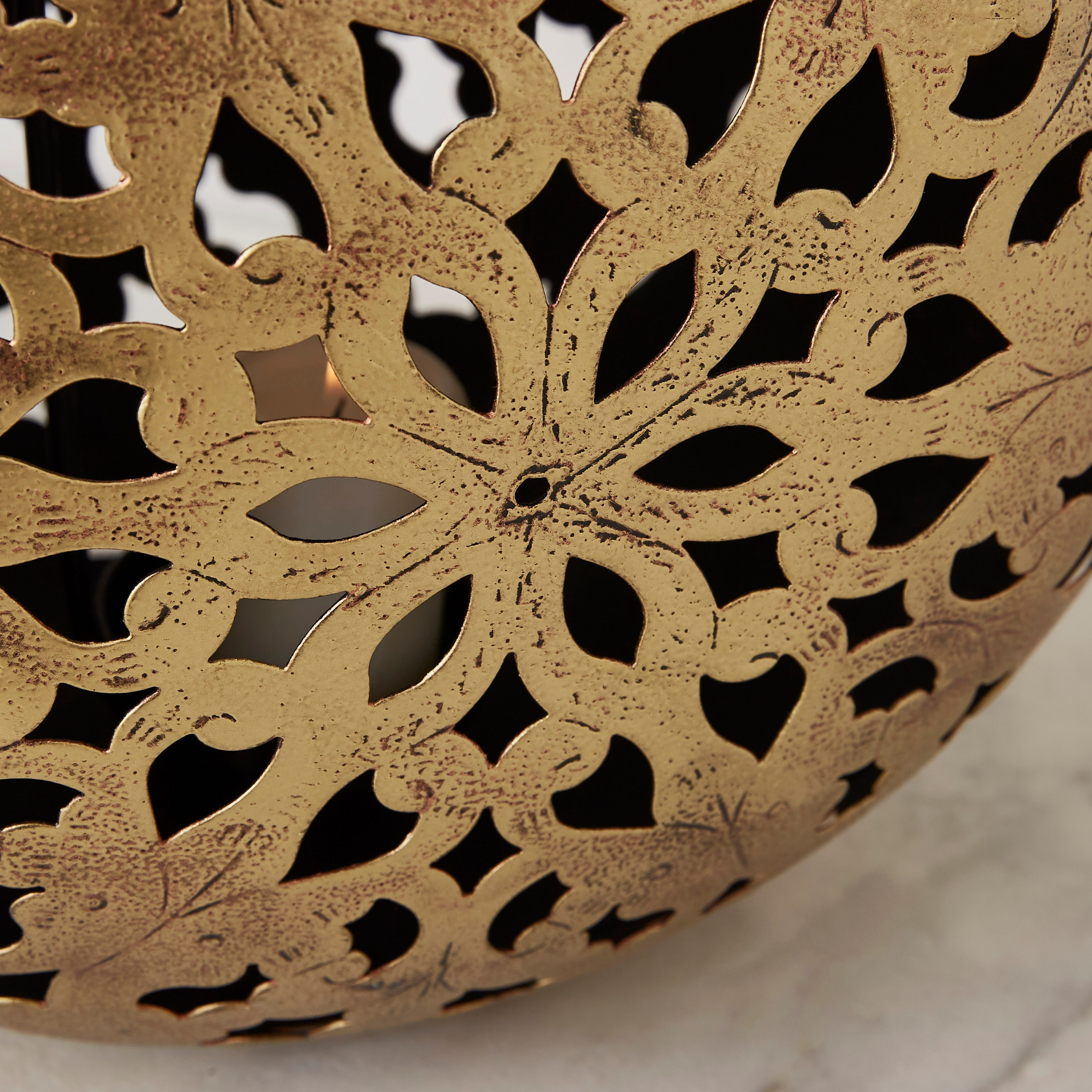حامل شموع معدني مزخرف بتفاصيل مفرغة كوديا من إيبيزا-hbxlivingroom-decorandaccessories-candleholders-image-4