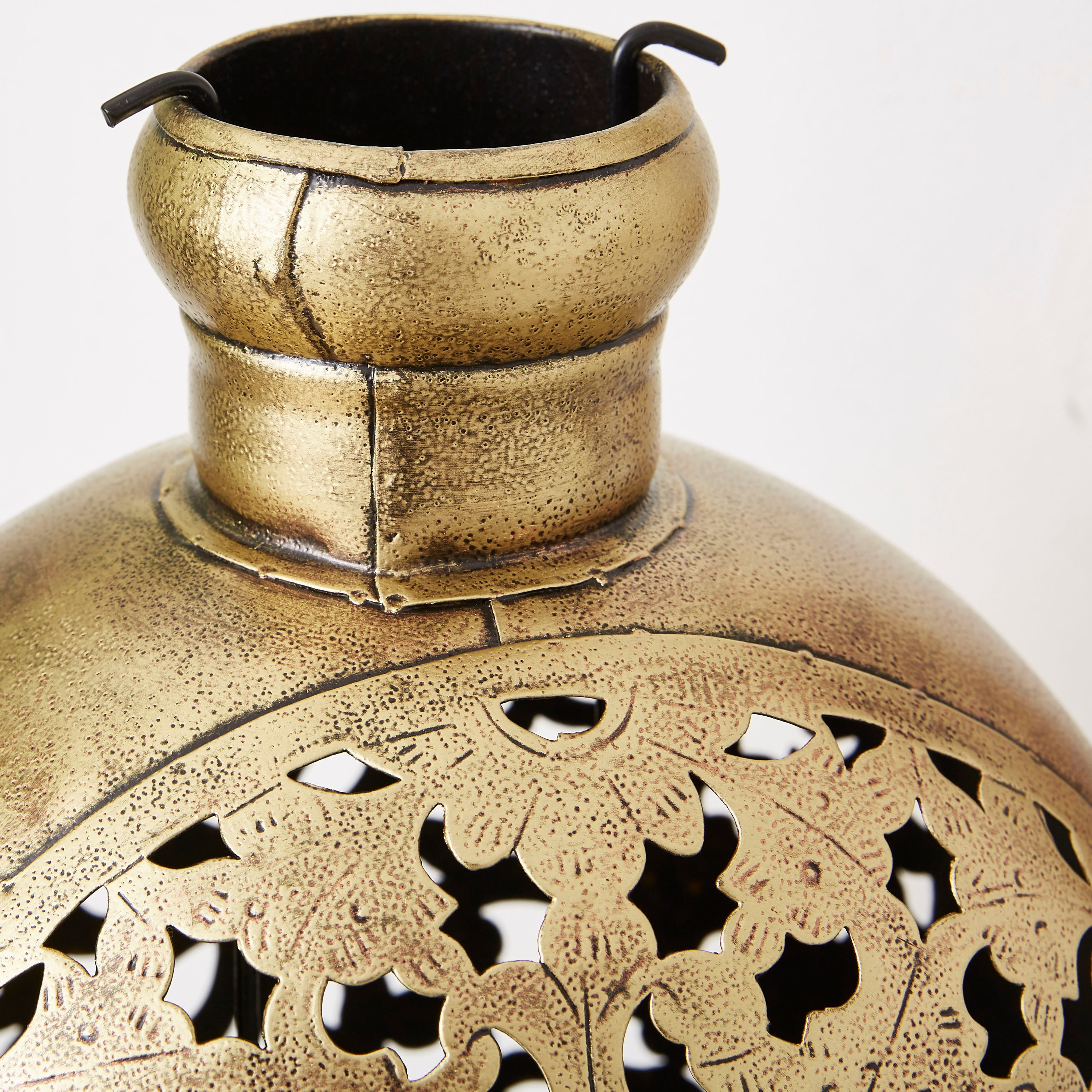 حامل شموع معدني مزخرف بتفاصيل مفرغة كوديا من إيبيزا-hbxlivingroom-decorandaccessories-candleholders-image-3