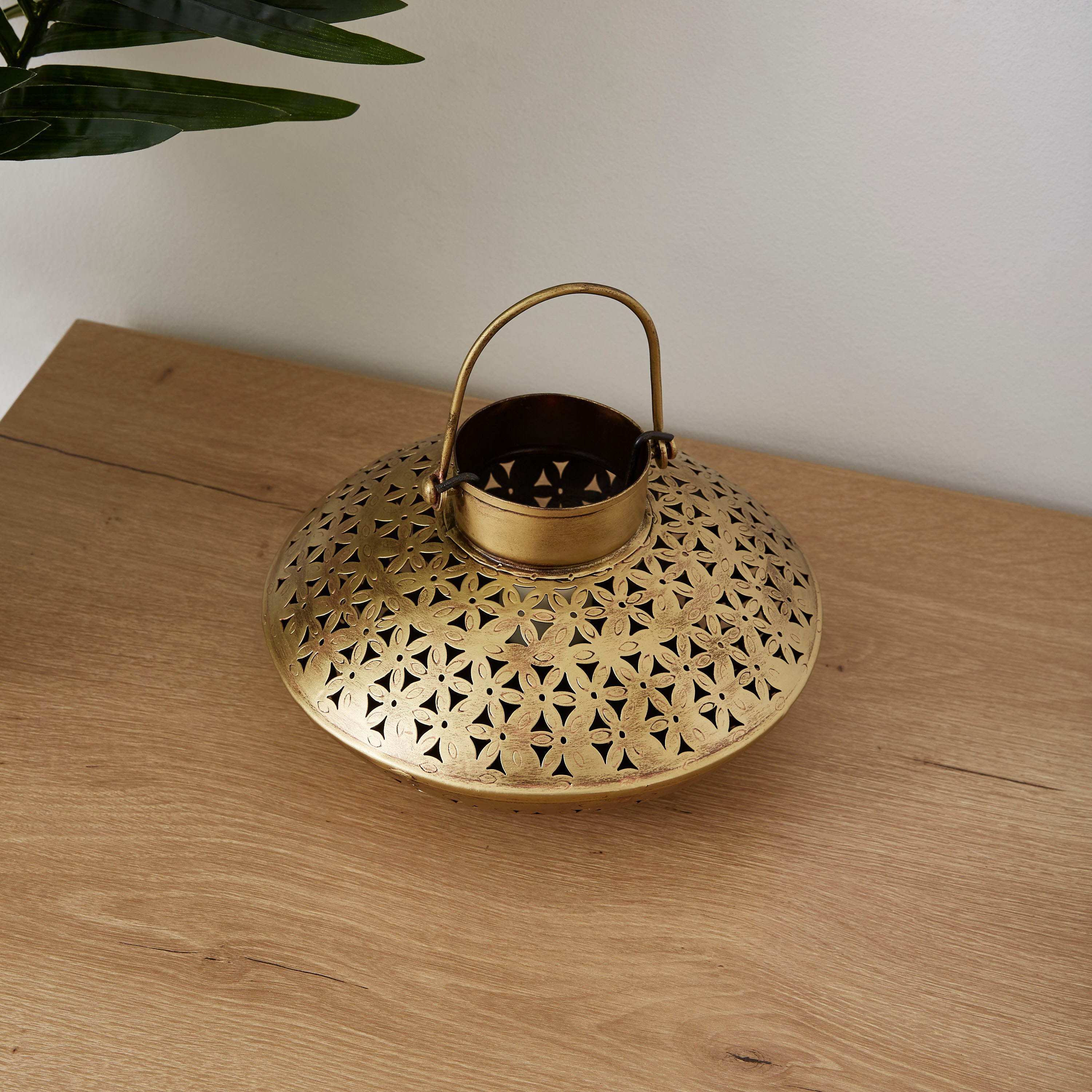 حامل شموع معدني كروي بتصاميم مثلثة مفرغة بمقبض من إبييزا-hbxlivingroom-decorandaccessories-candleholders-image-1