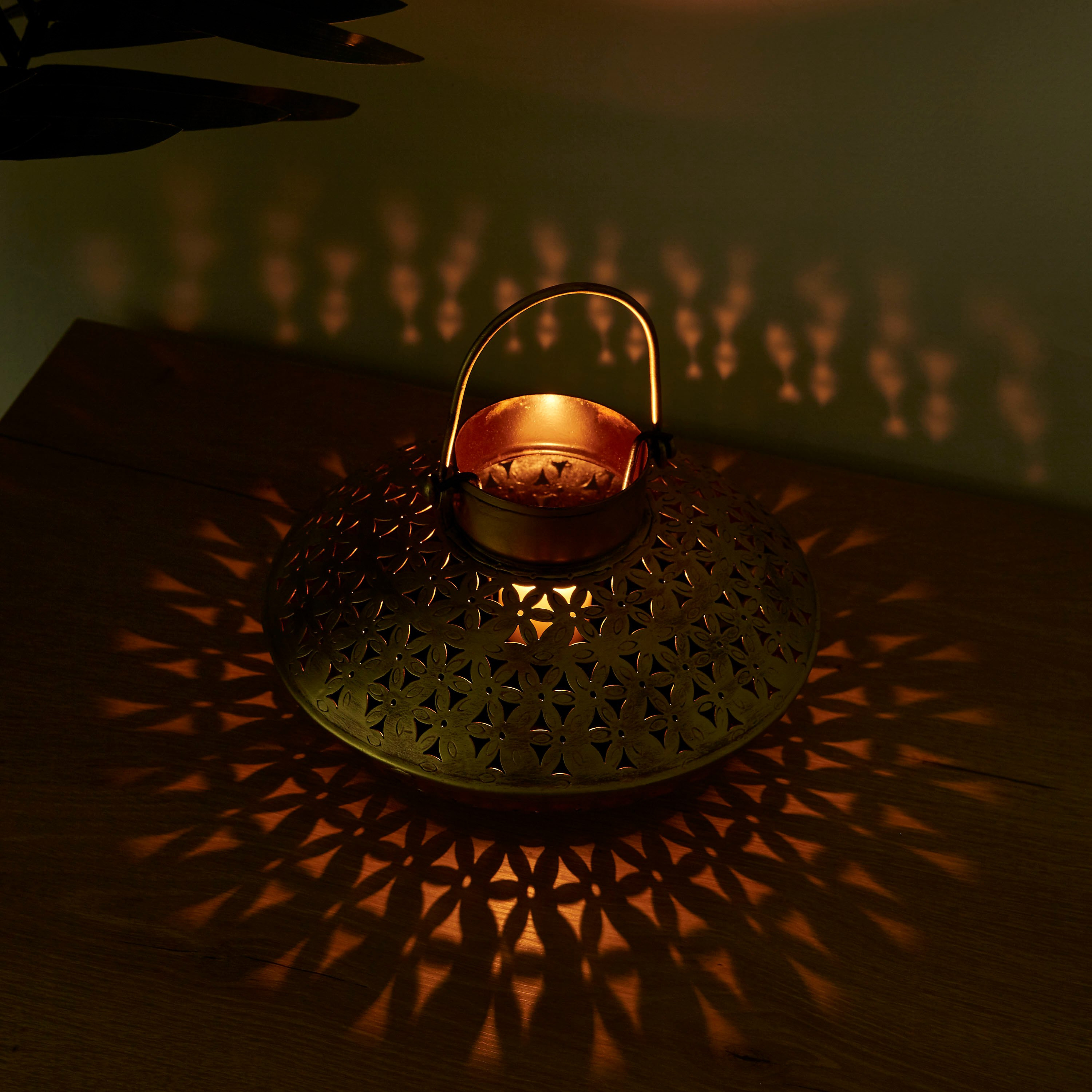 حامل شموع معدني كروي بتصاميم مثلثة مفرغة بمقبض من إبييزا-hbxlivingroom-decorandaccessories-candleholders-image-2