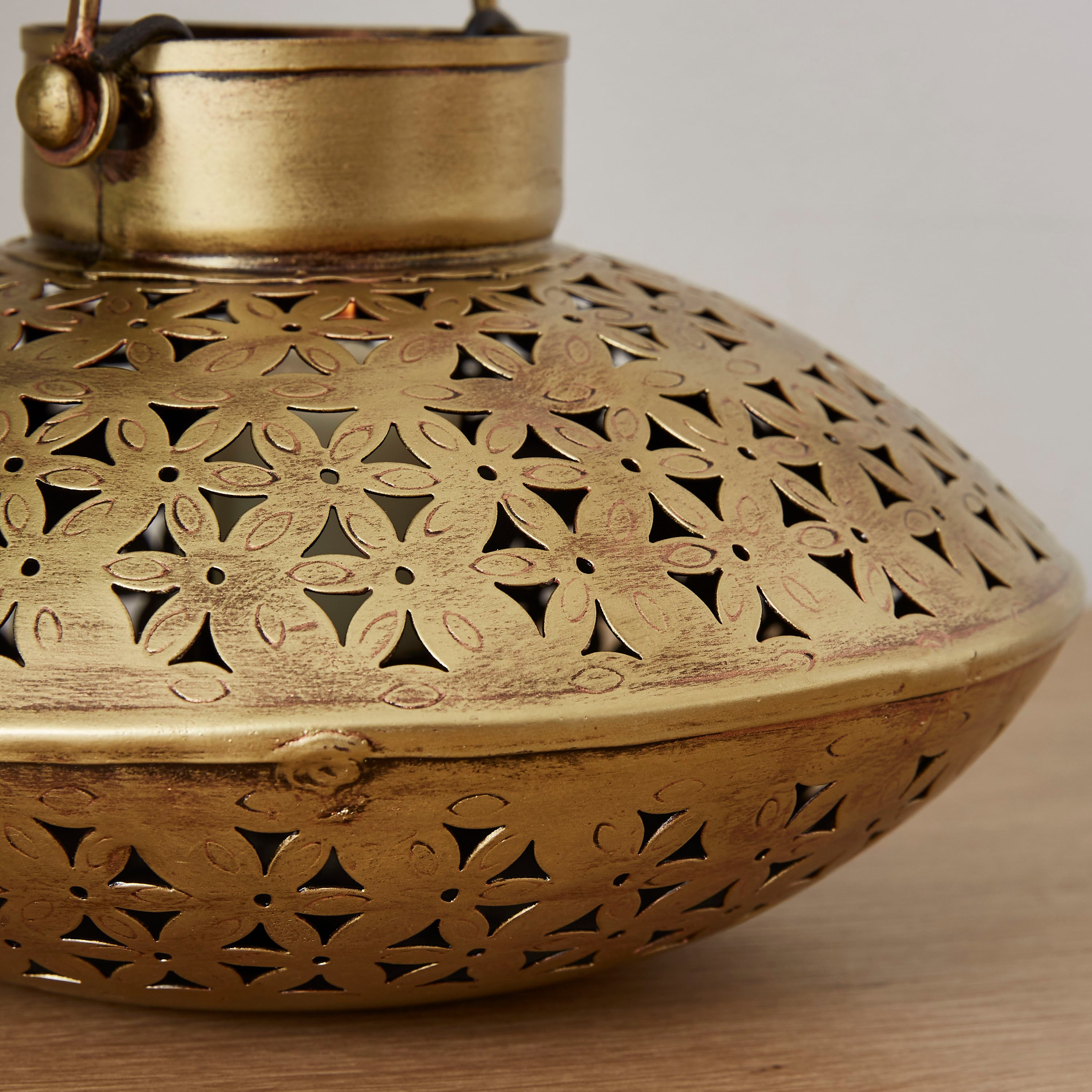 حامل شموع معدني كروي بتصاميم مثلثة مفرغة بمقبض من إبييزا-hbxlivingroom-decorandaccessories-candleholders-image-3