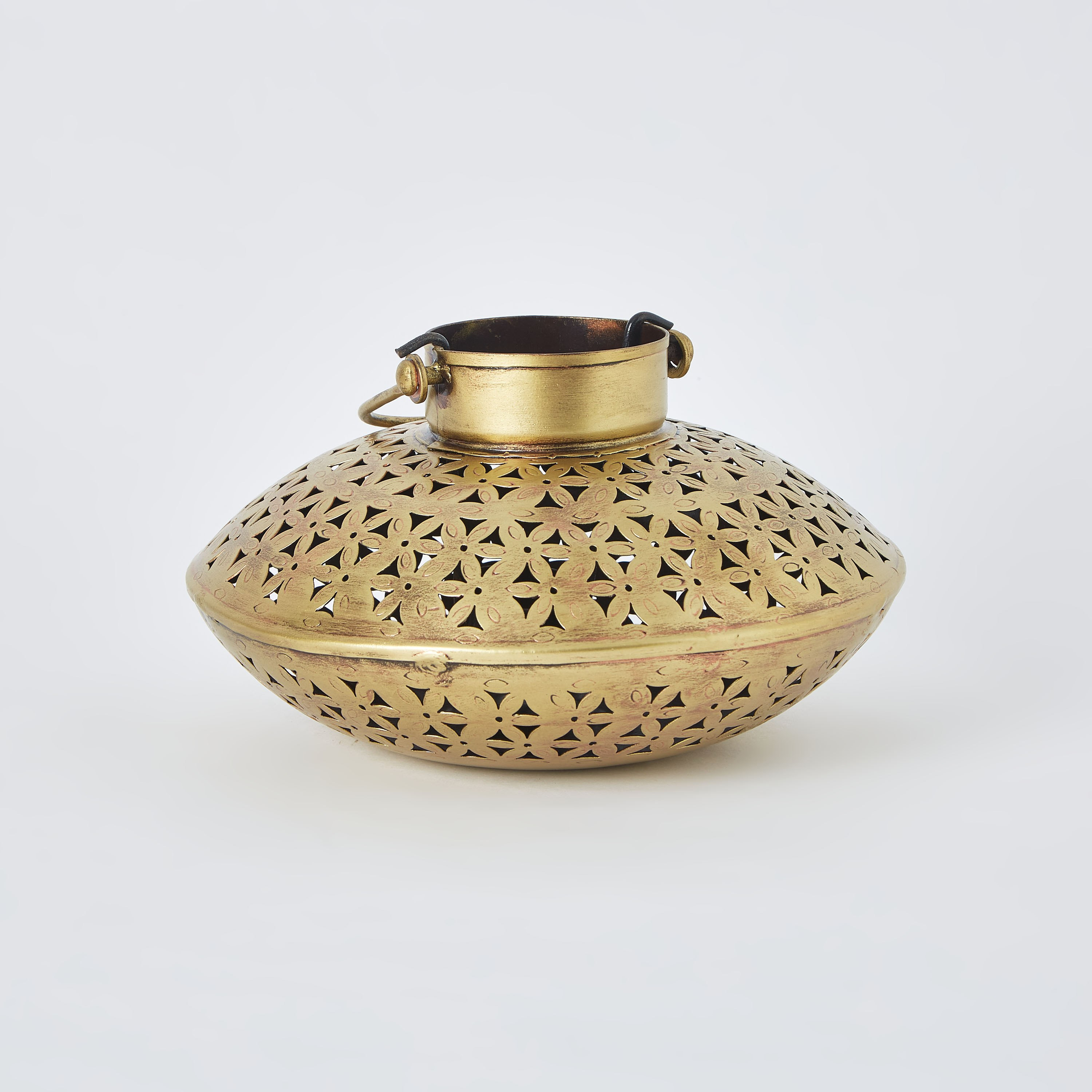 حامل شموع معدني كروي بتصاميم مثلثة مفرغة بمقبض من إبييزا-hbxlivingroom-decorandaccessories-candleholders-image-6