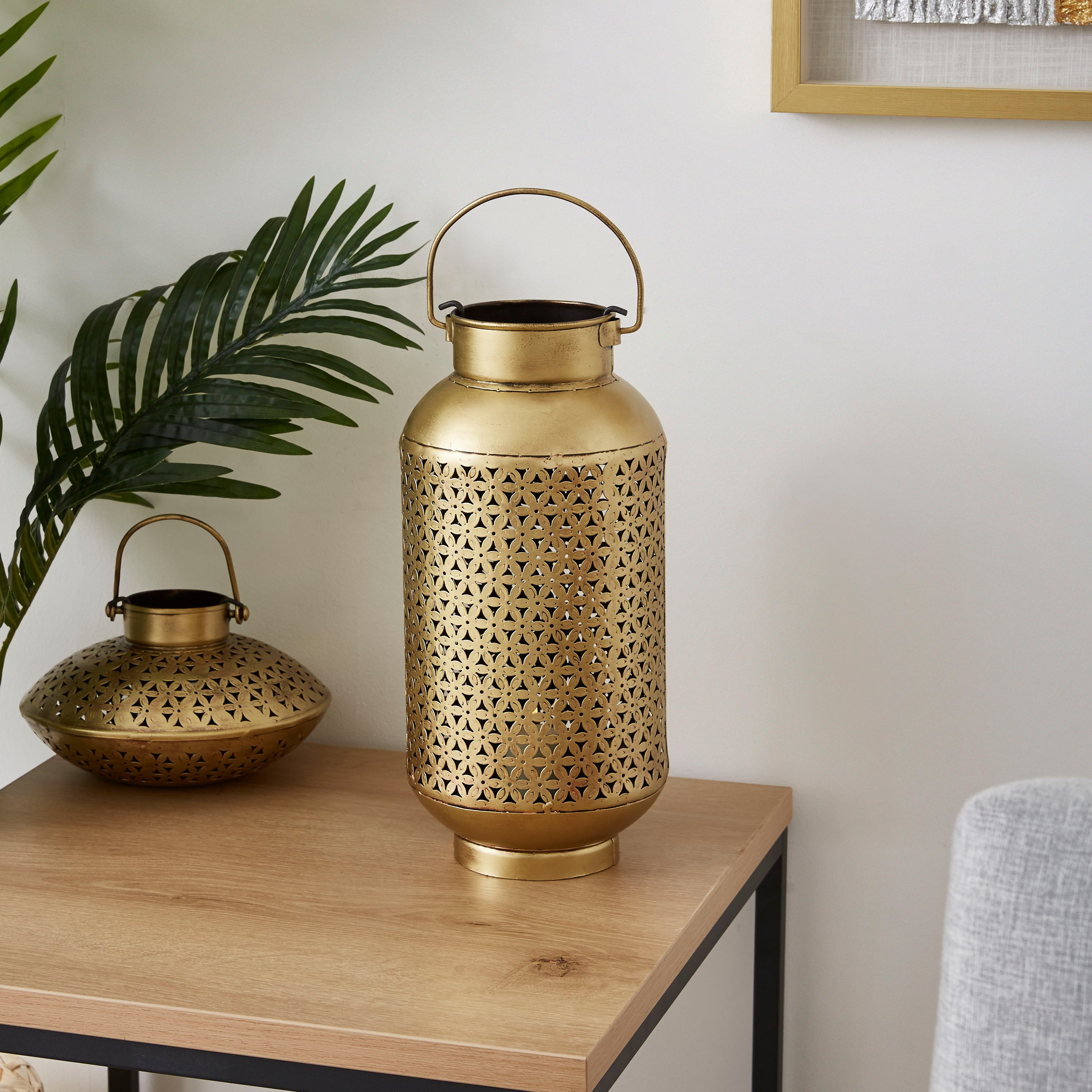 حامل شموع بتصميم فانوس معدني وتفاصيل ديزي مفرّغة من إيبيزا-hbxlivingroom-decorandaccessories-candleholders-image-1