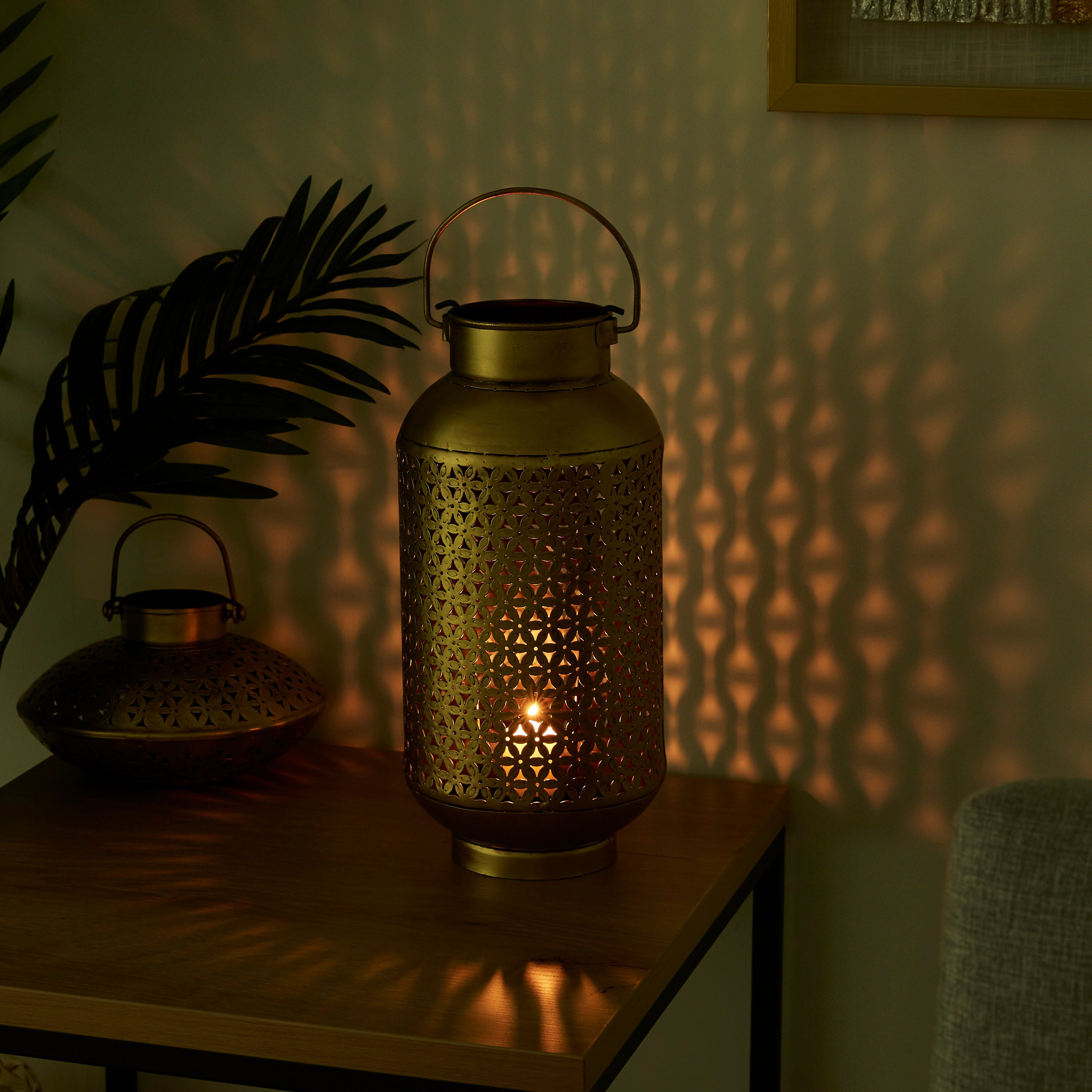 حامل شموع بتصميم فانوس معدني وتفاصيل ديزي مفرّغة من إيبيزا-hbxlivingroom-decorandaccessories-candleholders-image-2