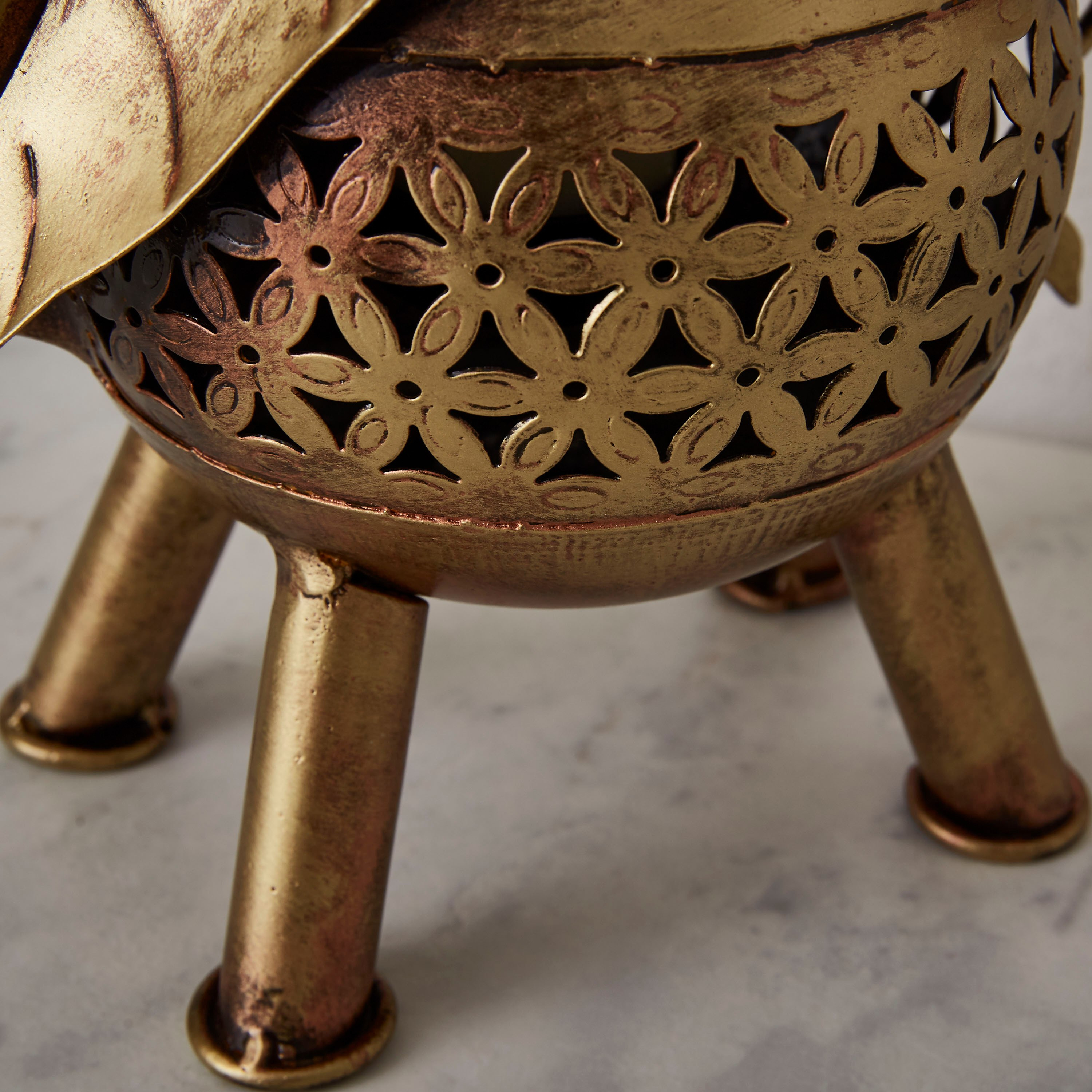 حامل شموع صغيرة معدني بتصاميم مفرّغة ديزي من إيبيزا-hbxhomeware-homedecor-figurinesandornaments-image-4