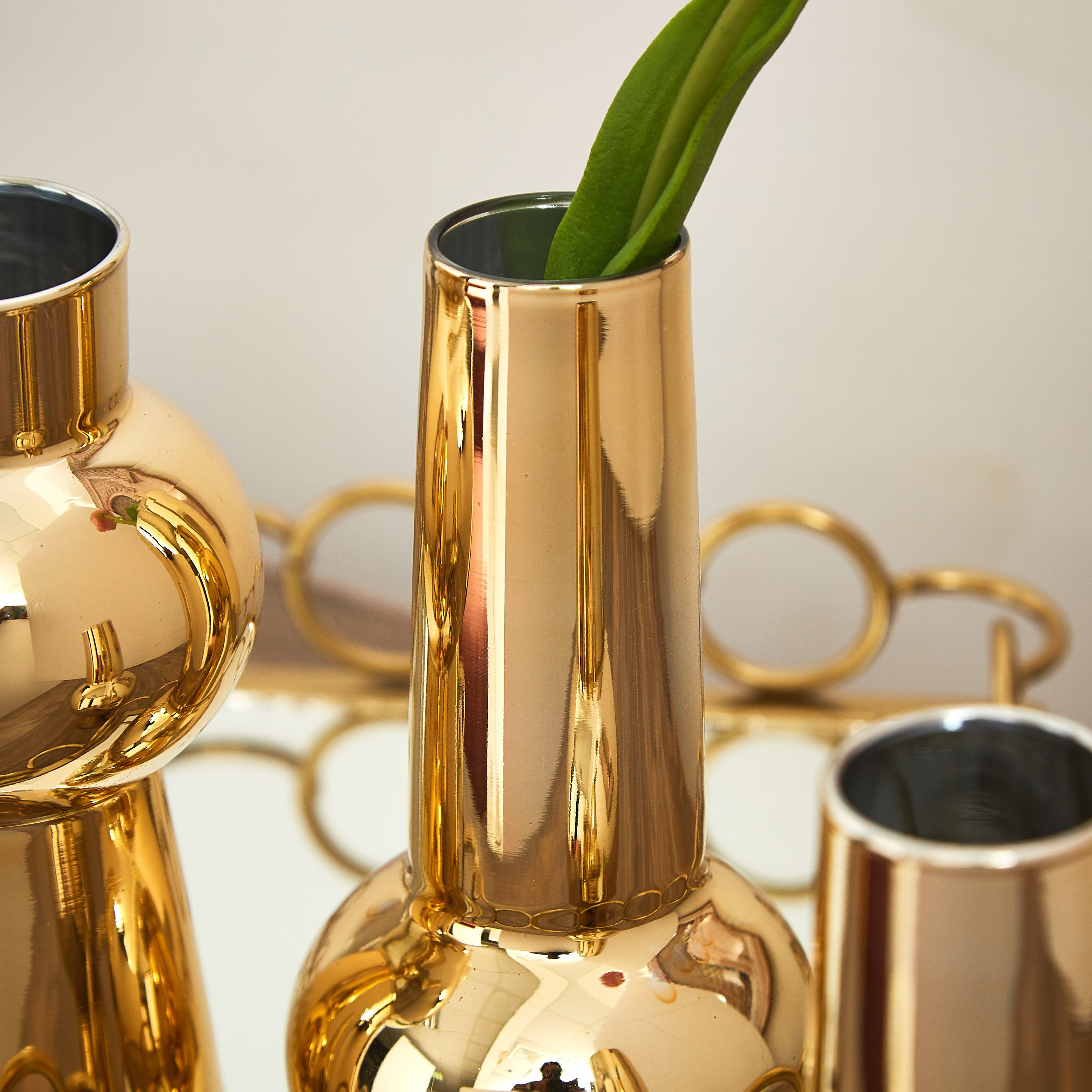مزهرية زجاج لامعة كروية الشكل من جورجيا - طقم من 3 قطع-hbxbedroom-decorandaccessories-vases-image-2