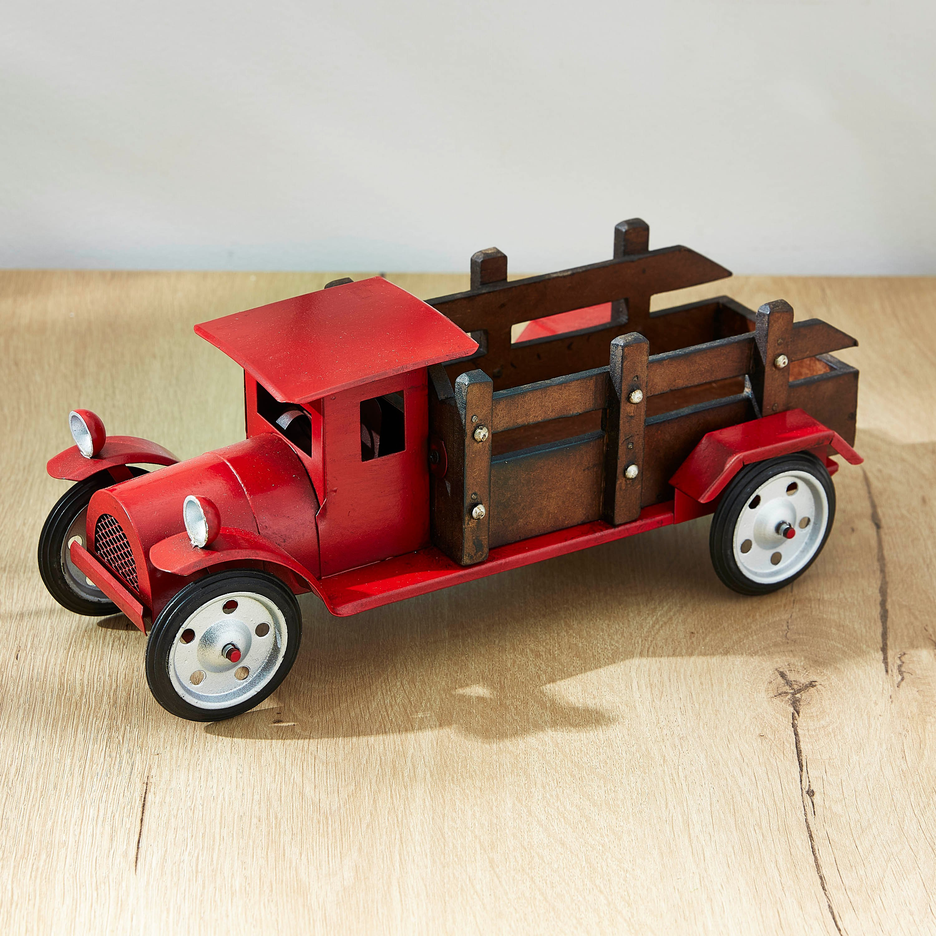 شاحنة زينة حمراء كبيرة من زهارا-hbxhomeware-homedecor-figurinesandornaments-image-1