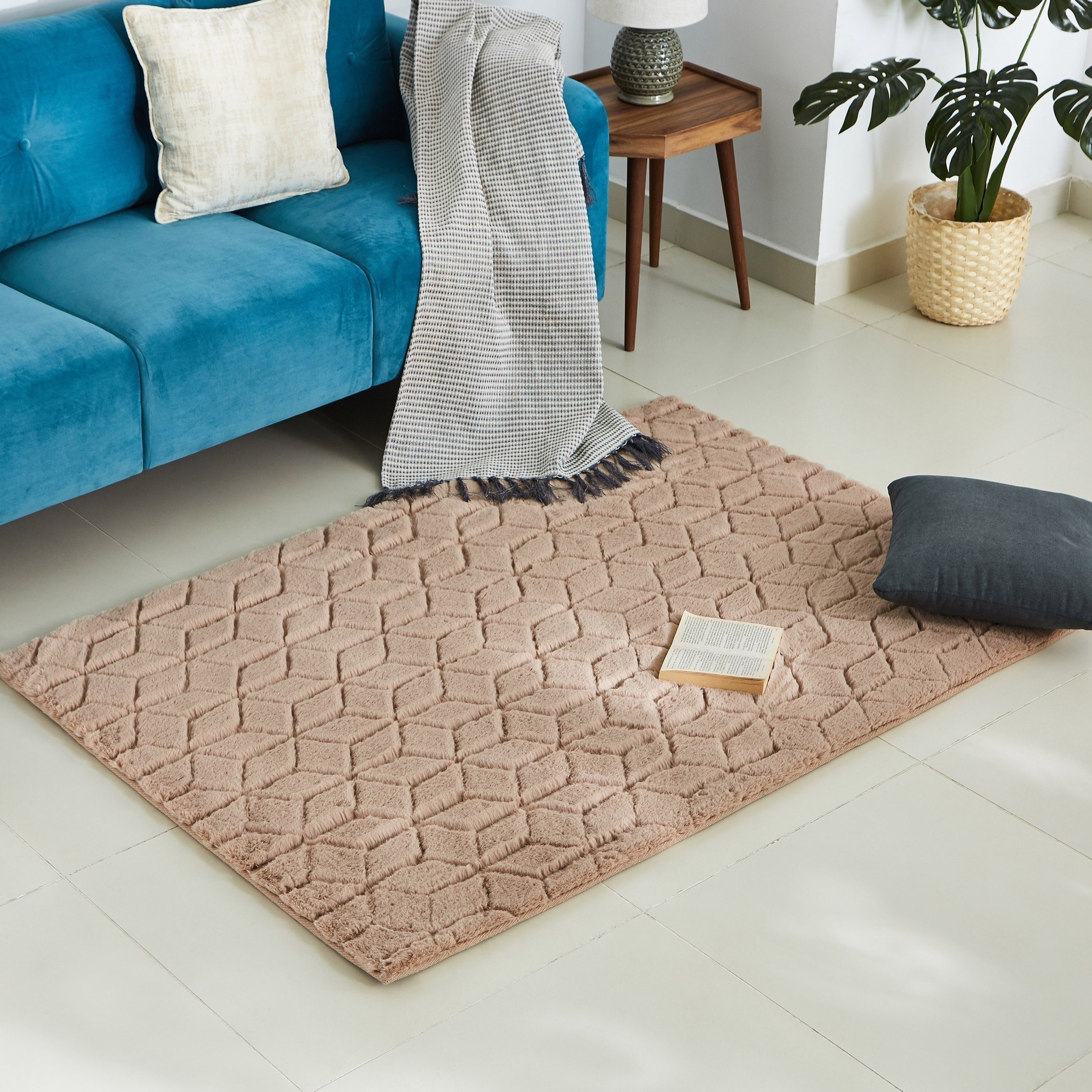 سجادة فرو أرنب مخيّطة بنمط هندسي من برلين - 110x160 سم-hbxdecorandfurnishings-floorcoverings-rugs-image-1