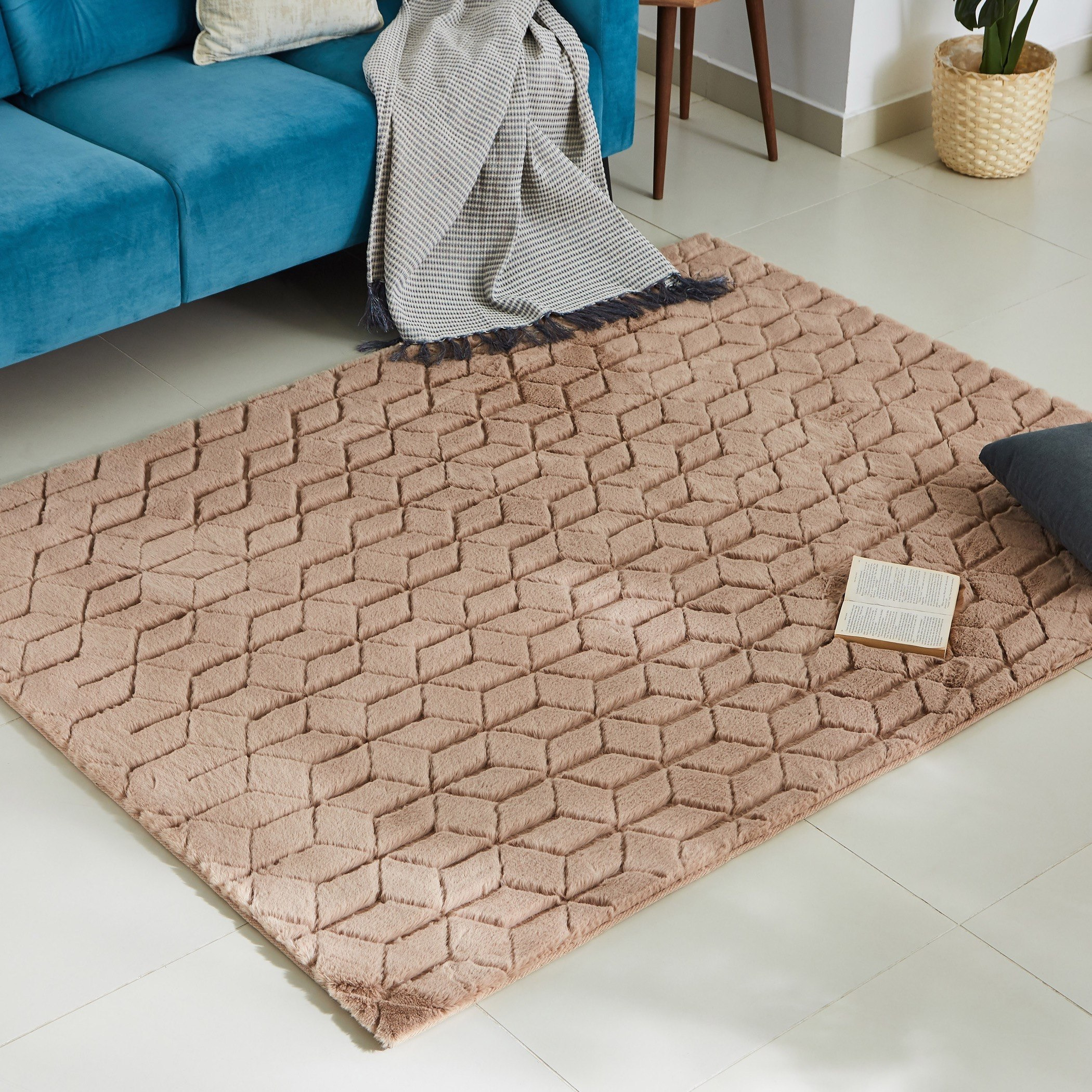 سجادة فرو أرنب مخيّطة بنمط هندسي من برلين - 150x200 سم-hbxdecorandfurnishings-floorcoverings-rugs-image-1