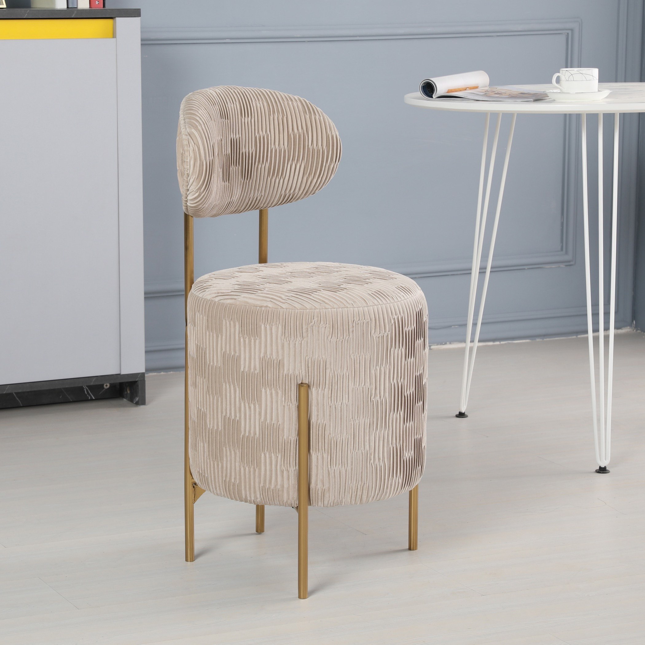 كرسي فردي مخملي من شارلوت-hbxlivingroom-sofasandarmchairs-easychairs-image-1