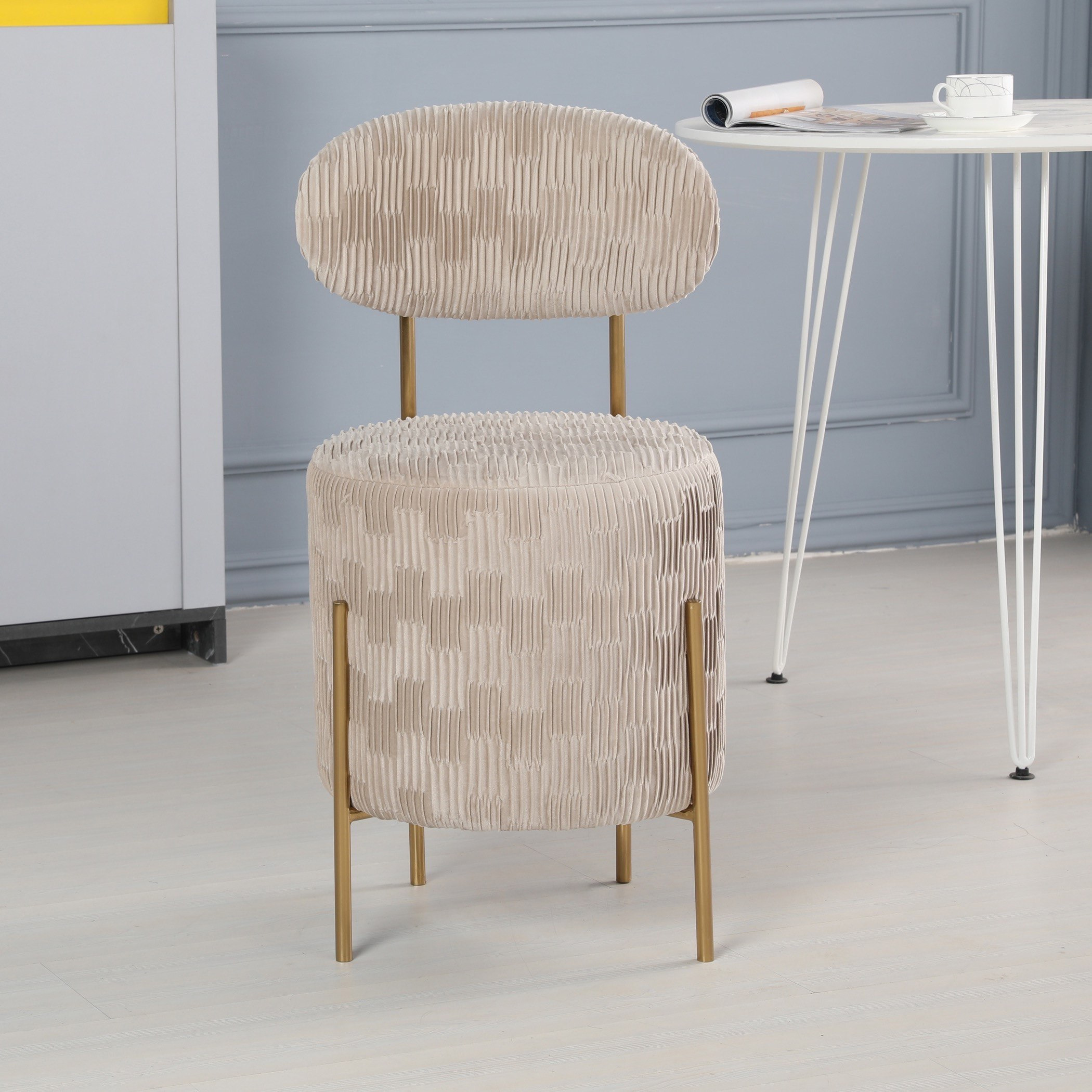 كرسي فردي مخملي من شارلوت-hbxlivingroom-sofasandarmchairs-easychairs-image-2