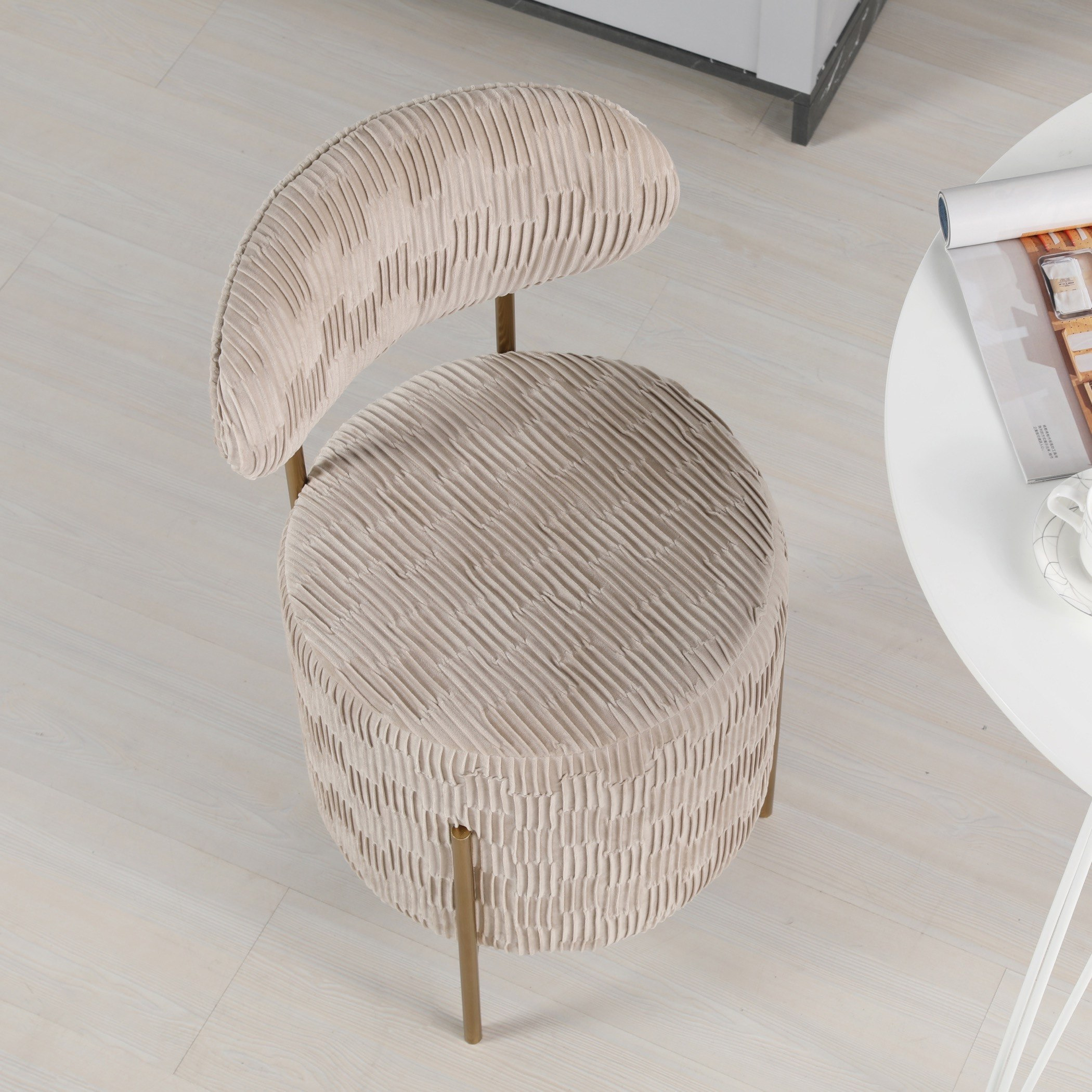 كرسي فردي مخملي من شارلوت-hbxlivingroom-sofasandarmchairs-easychairs-image-5