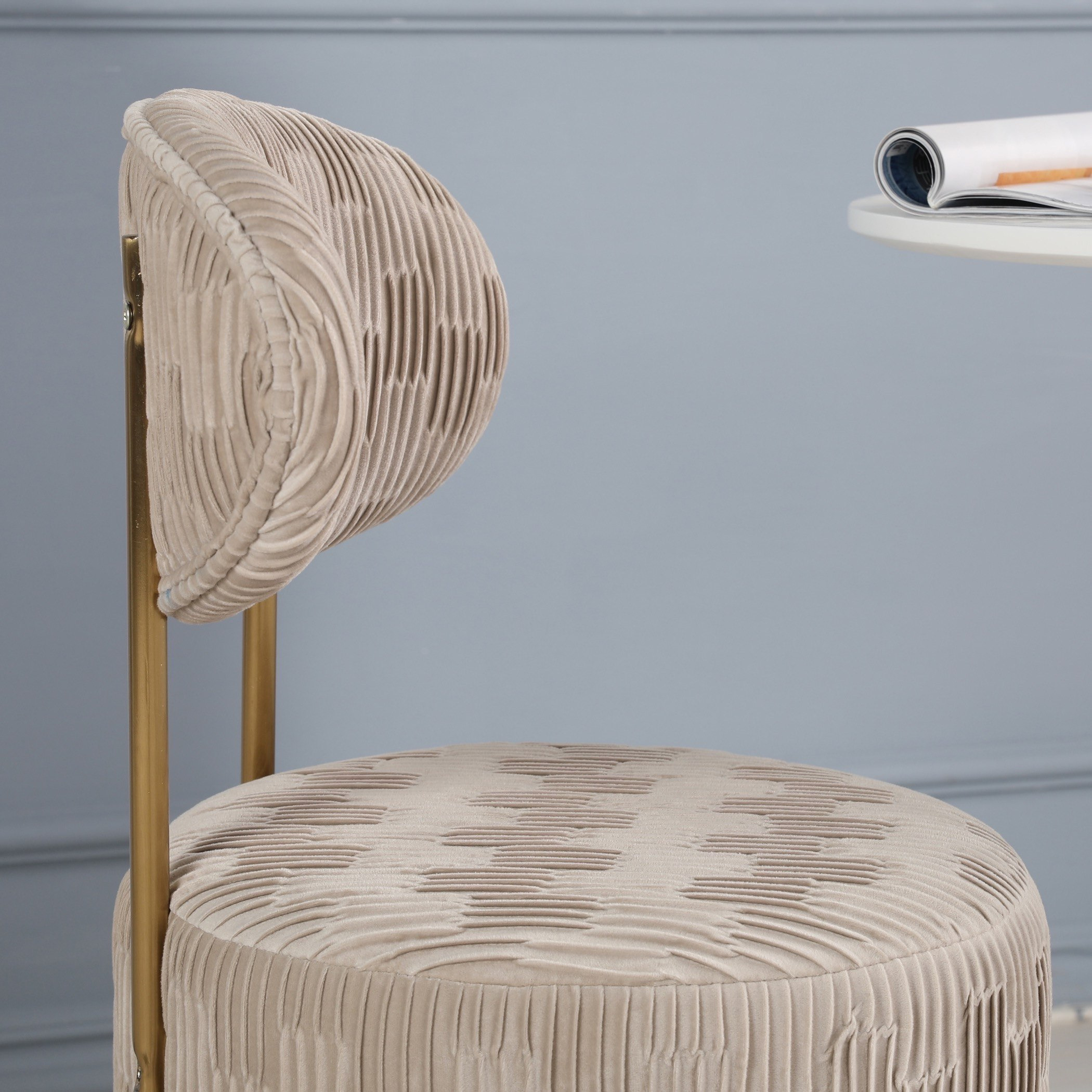 كرسي فردي مخملي من شارلوت-hbxlivingroom-sofasandarmchairs-easychairs-image-6