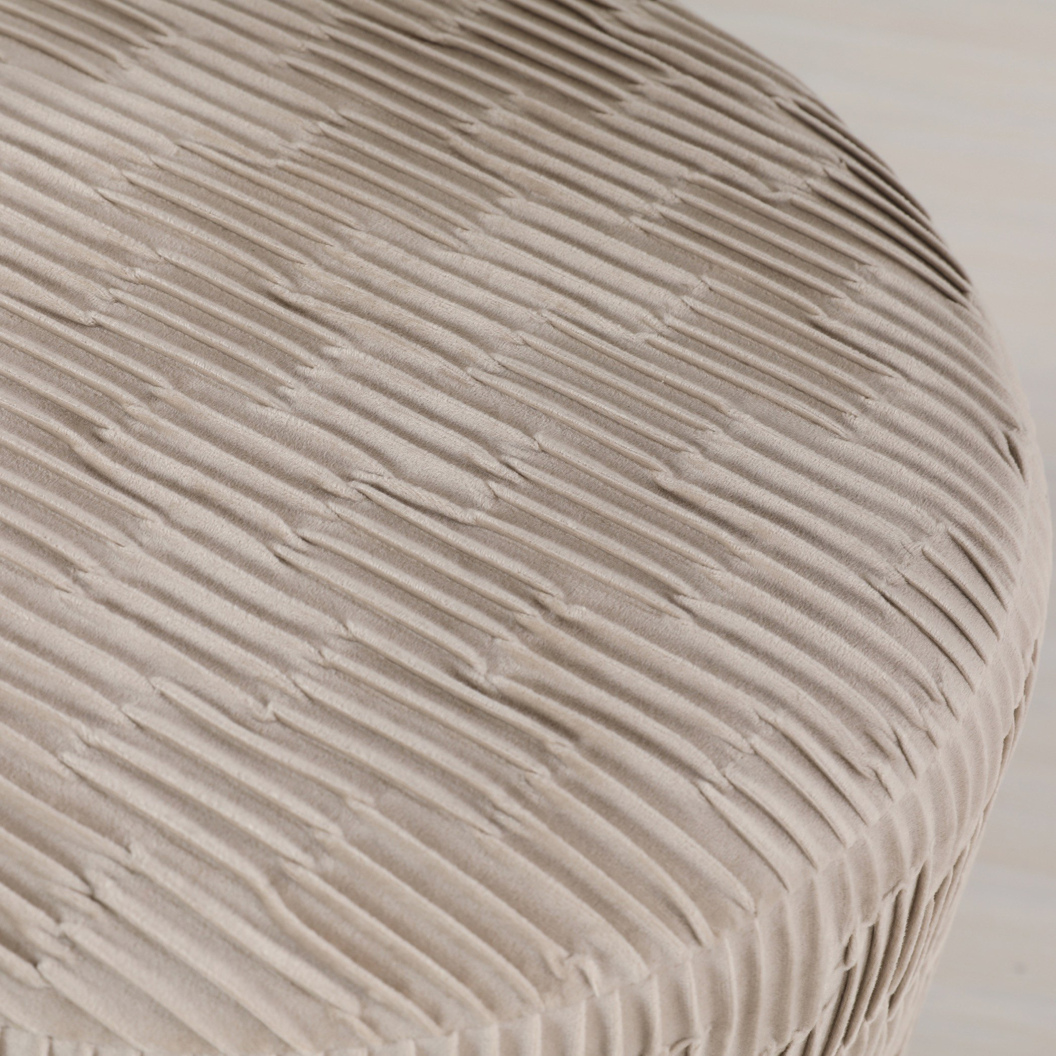 كرسي فردي مخملي من شارلوت-hbxlivingroom-sofasandarmchairs-easychairs-image-7
