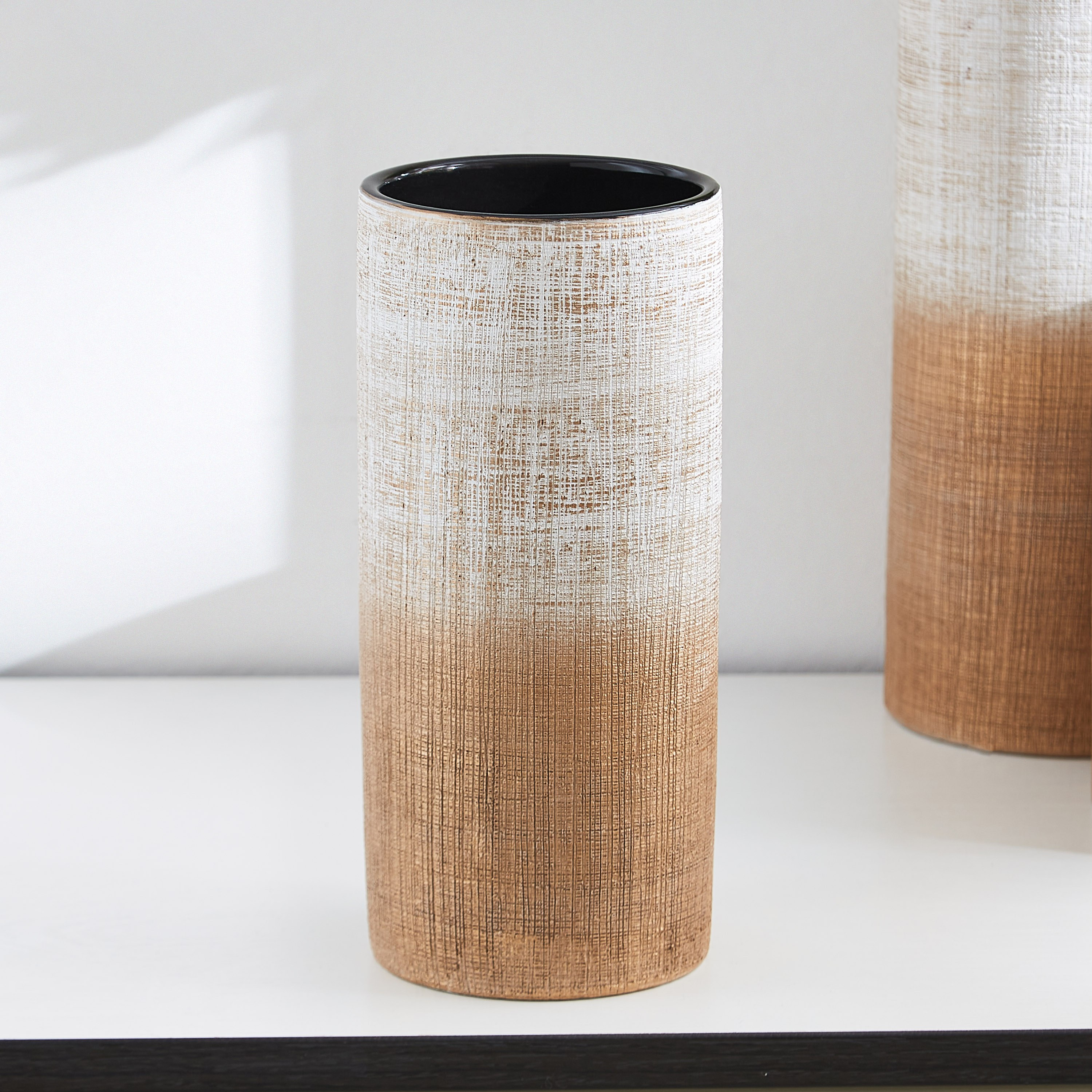 مزهرية خزفية أسطوانية قصيرة متدرجة اللون من سانسا-hbxbedroom-decorandaccessories-vases-image-1