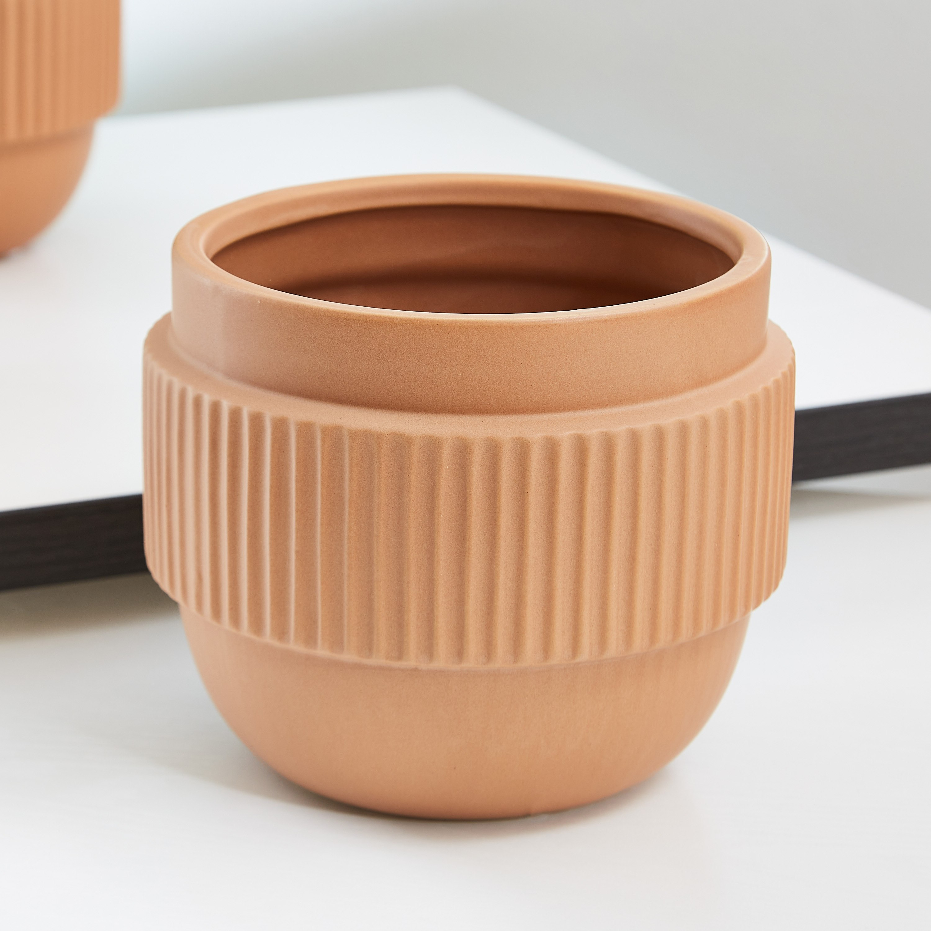 مزهرية خزفية باند بنمطين من سانسا-hbxbedroom-decorandaccessories-vases-image-1