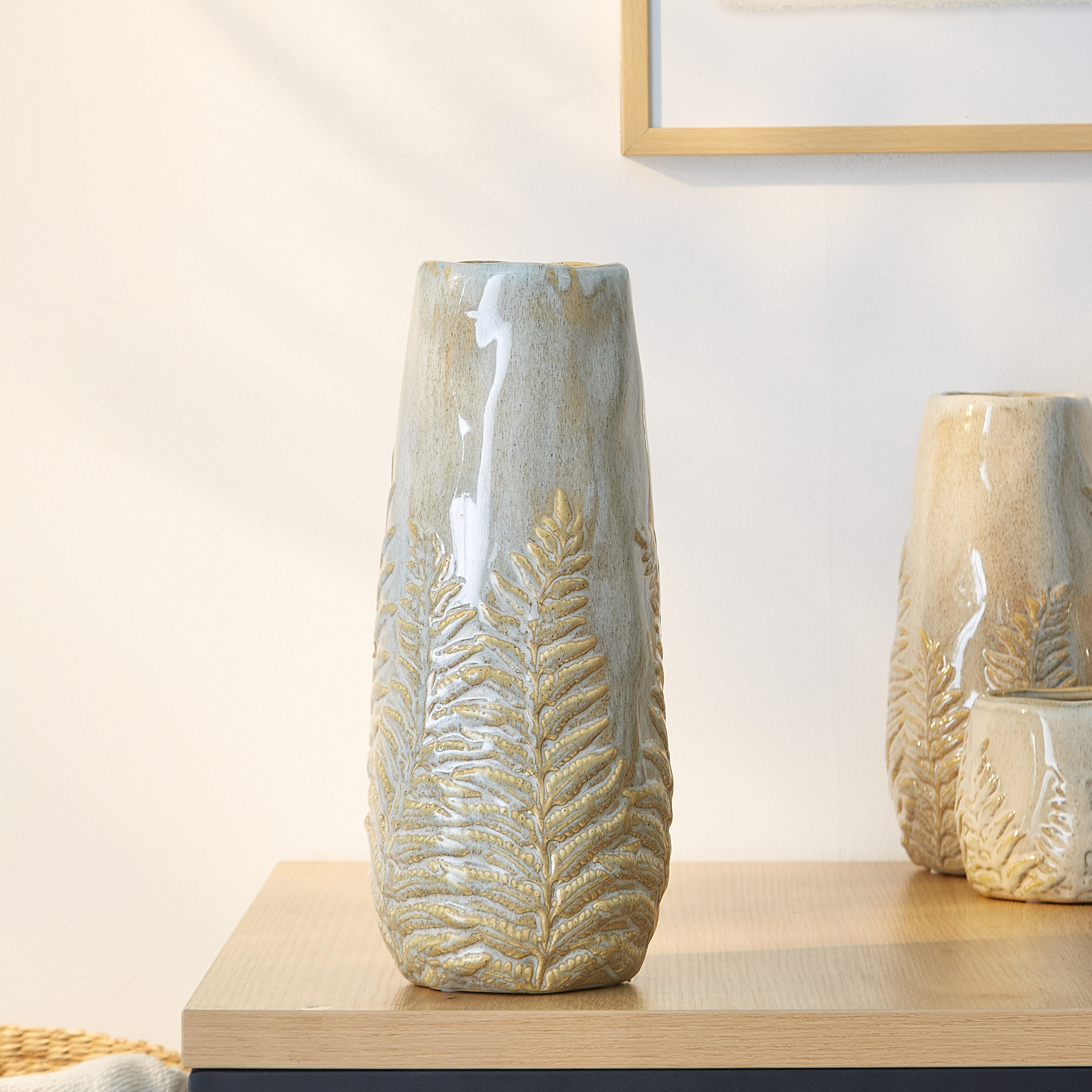مزهرية خزف طويلة بورق شجر بارز الملمس من سانسا-hbxbedroom-decorandaccessories-vases-image-1