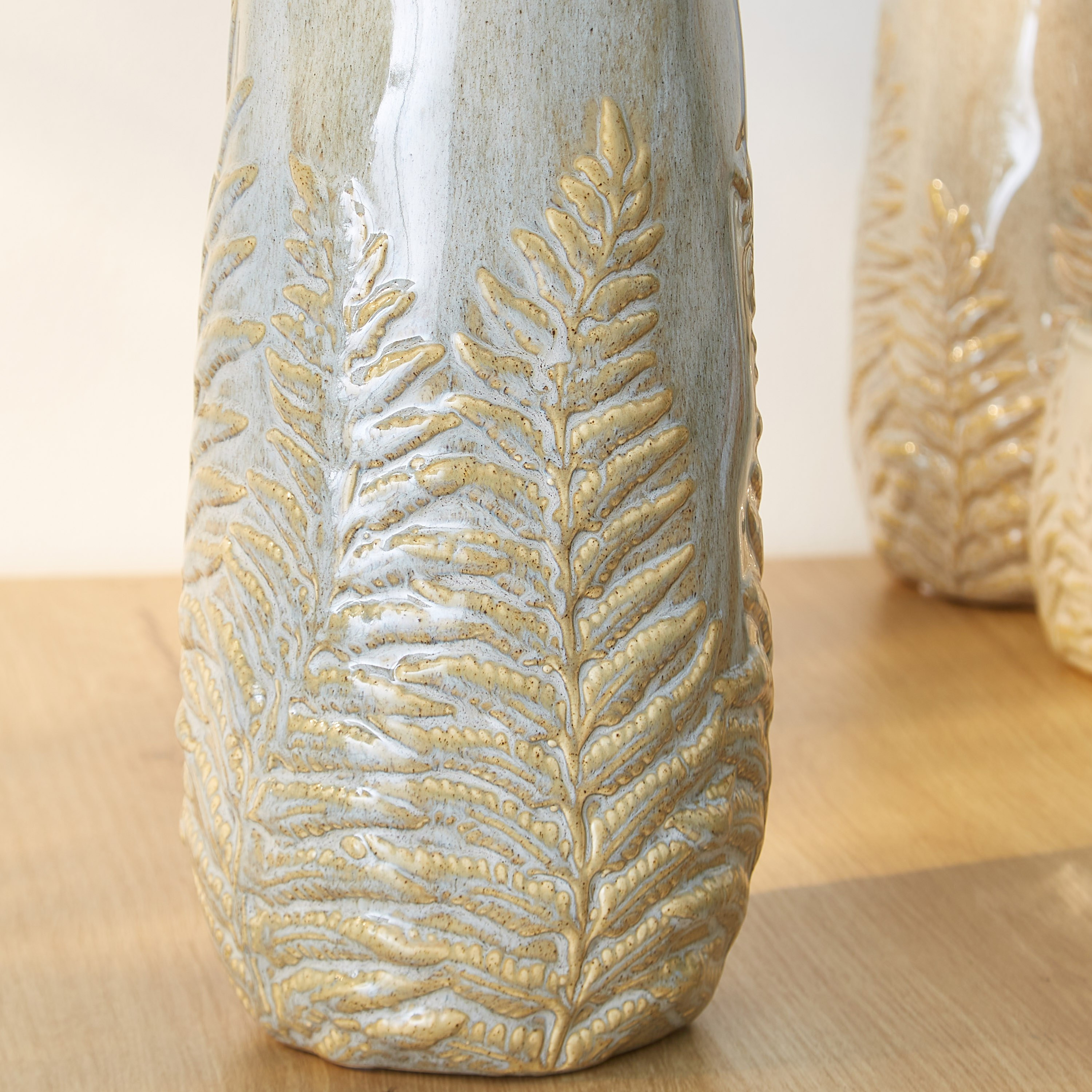 مزهرية خزف طويلة بورق شجر بارز الملمس من سانسا-hbxbedroom-decorandaccessories-vases-image-2