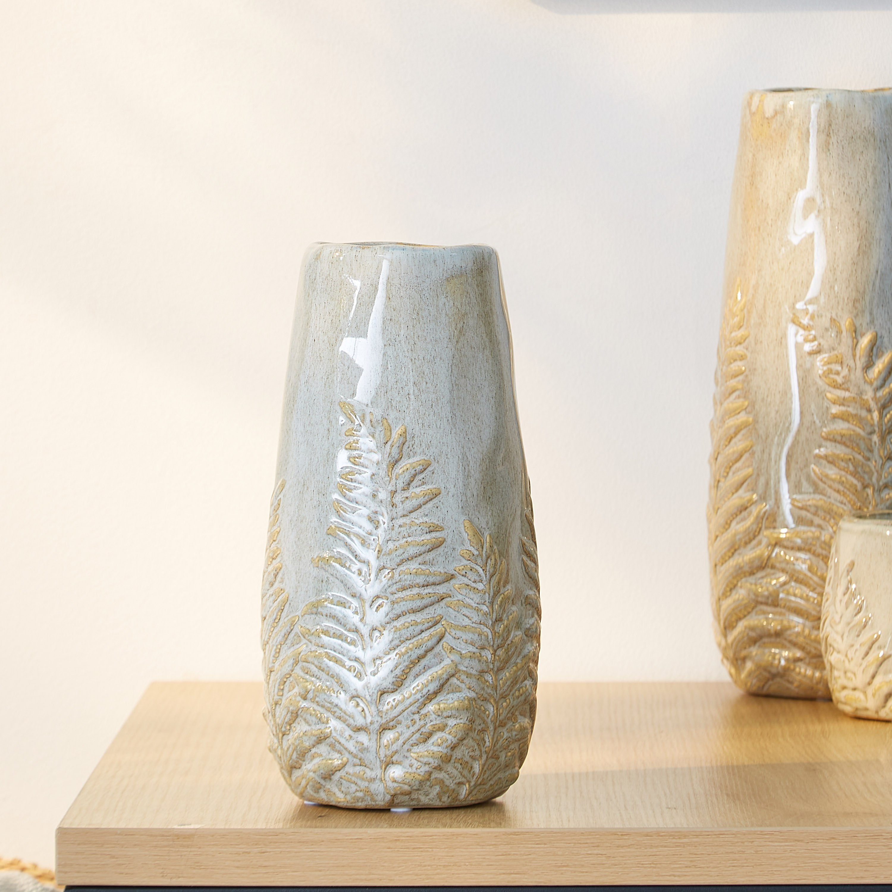 مزهرية خزف بورق شجر بارز الملمس من سانسا-hbxbedroom-decorandaccessories-vases-image-2