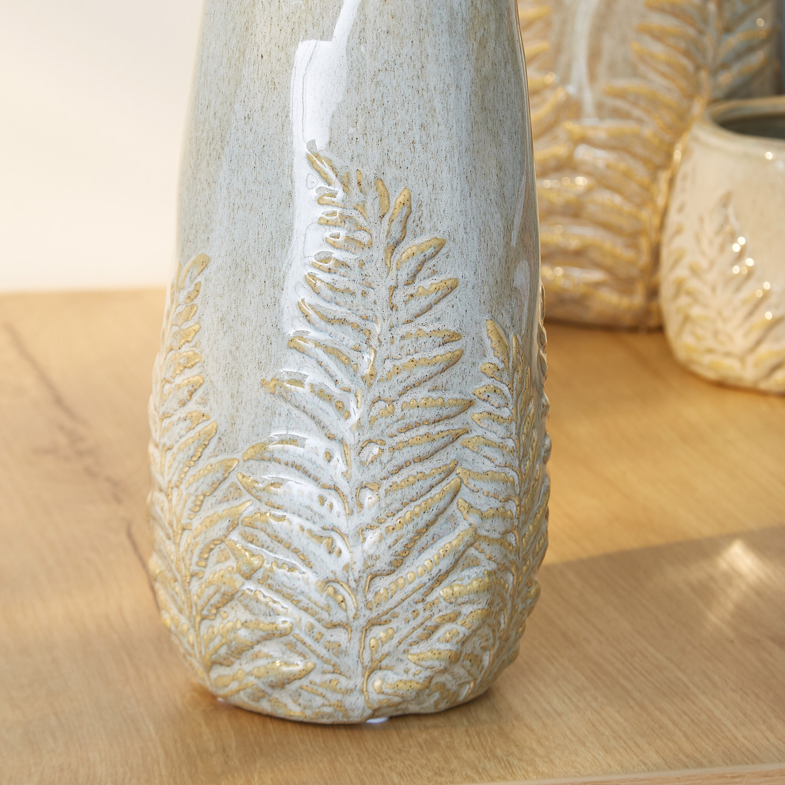 مزهرية خزف بورق شجر بارز الملمس من سانسا-hbxbedroom-decorandaccessories-vases-image-3