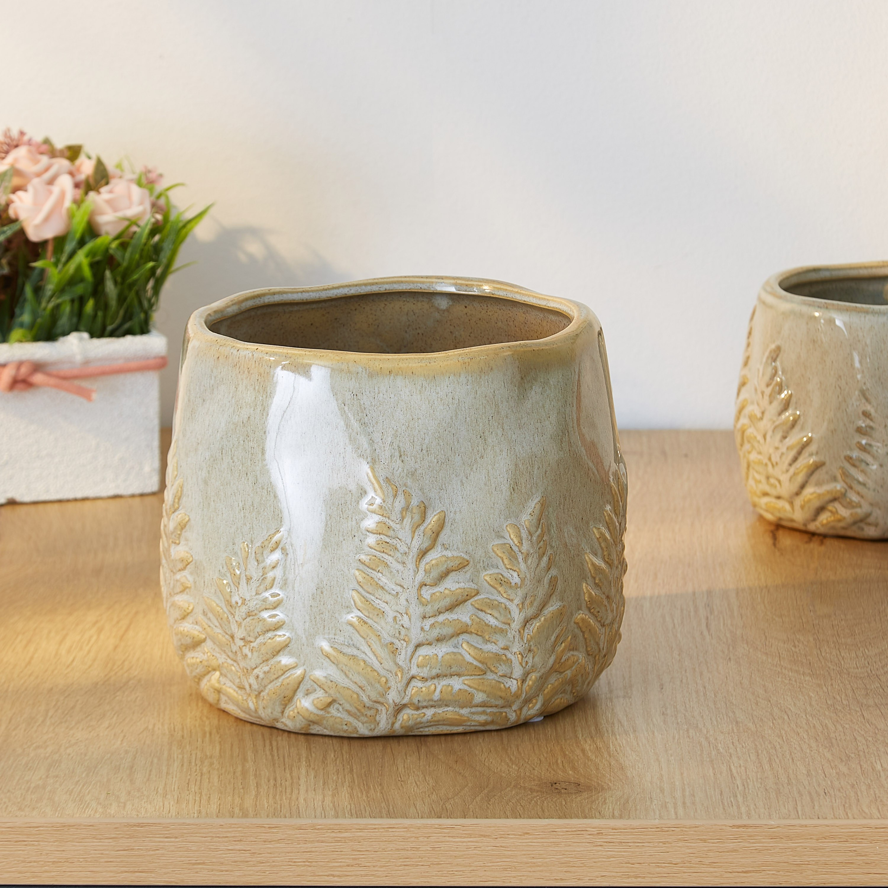 مزهرية خزف بارزة الملمس بتصميم ورق شجر من سانسا-hbxbedroom-decorandaccessories-vases-image-1