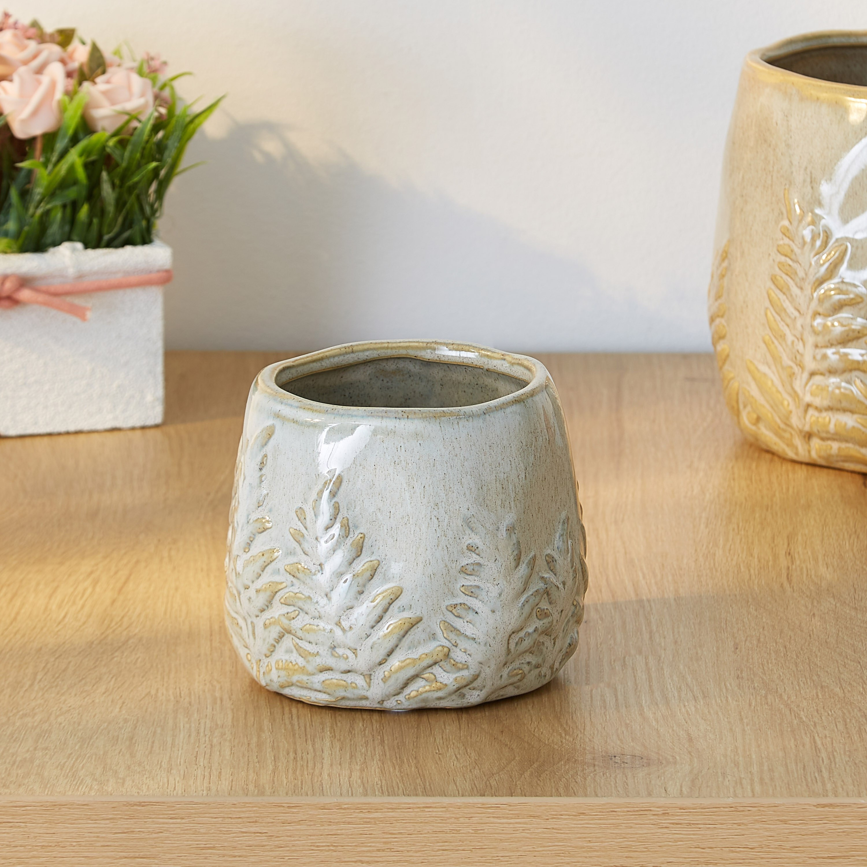 مزهرية خزف بارزة الملمس بتصميم ورق شجر من سانسا-hbxbedroom-decorandaccessories-vases-image-1