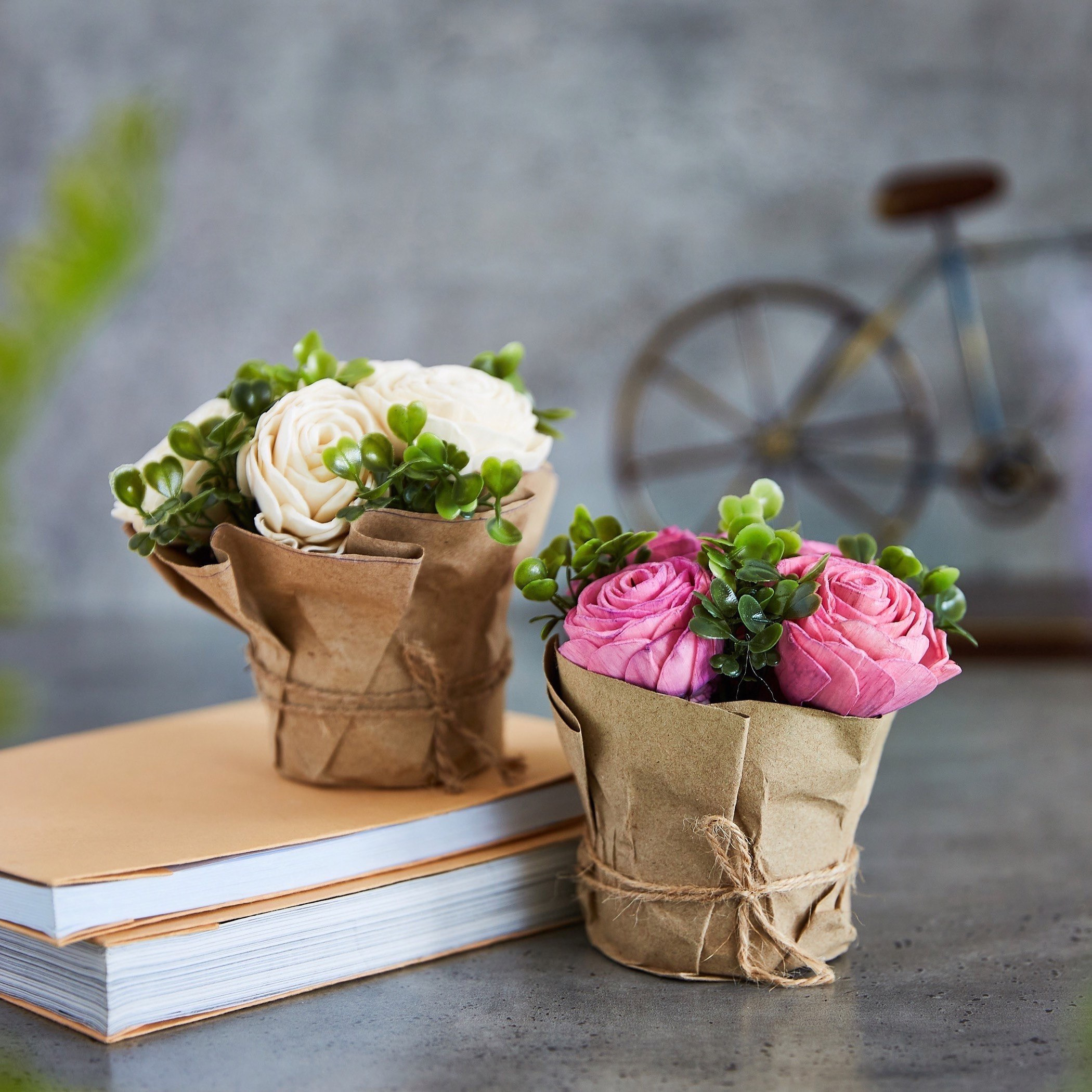 تشكيلة وردة ليفيا الورقية - مجموعة من قطعتين-hbxdecorandfurnishings-homeaccessories-artificialflowersandplants-image-1