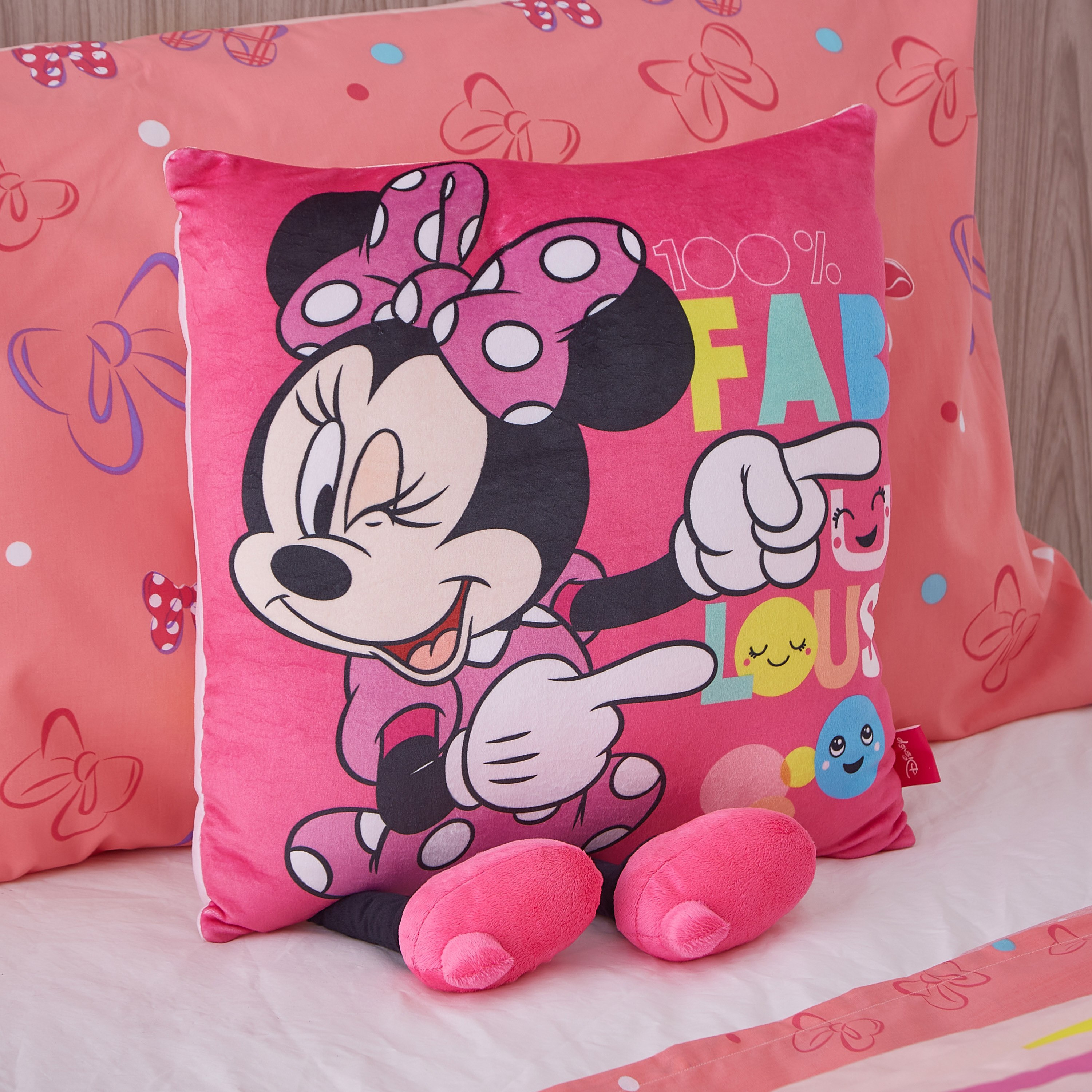 وسادة ميني ماوس بقدم ثلاثية الأبعاد - 40x40 سم-hbxhomeware-hbxkidsandyouth-image-1