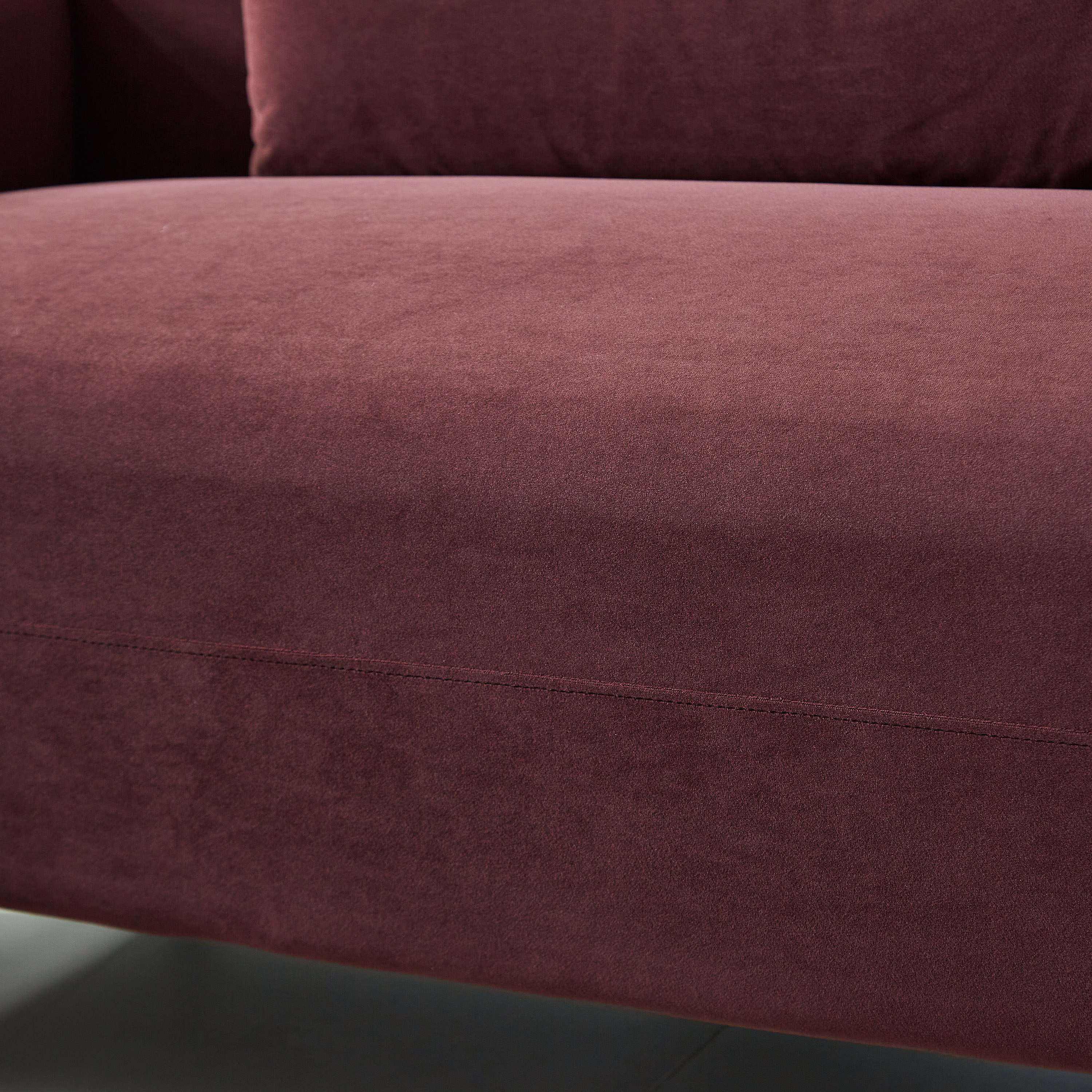 كنبة مخمليّة مقعدين مع وسادتين من إلفا-hbxlivingroom-sofasandarmchairs-sofas-image-6