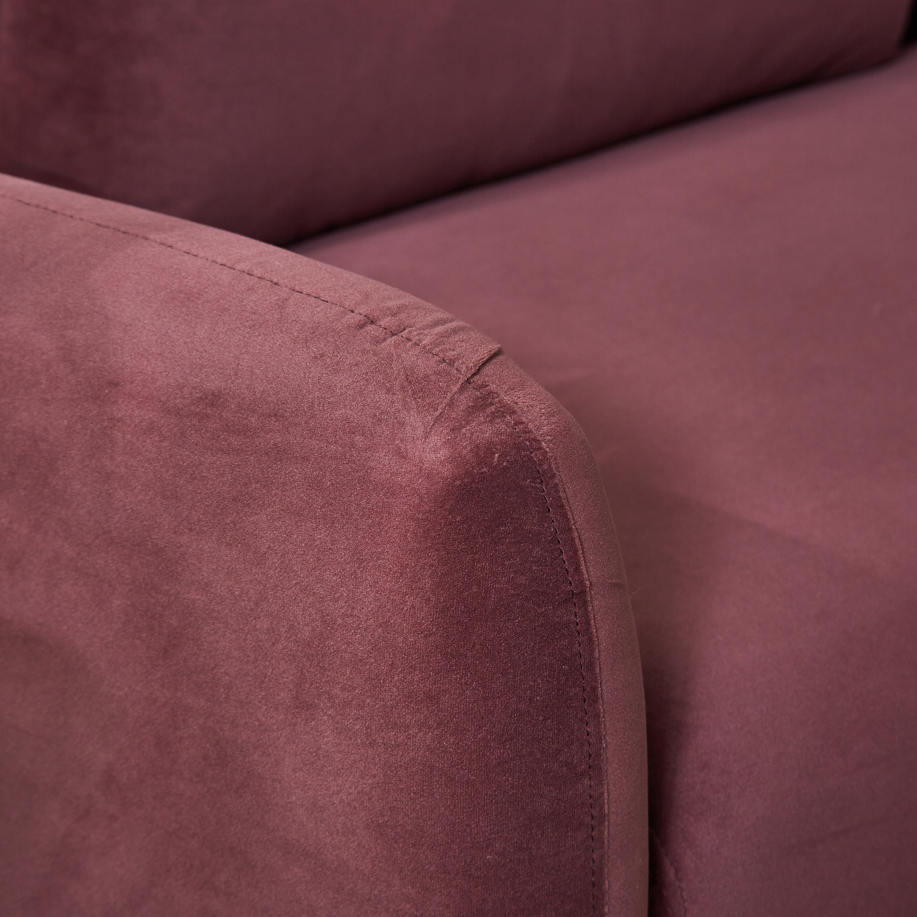 كنبة مخمليّة مقعدين مع وسادتين من إلفا-hbxlivingroom-sofasandarmchairs-sofas-image-9
