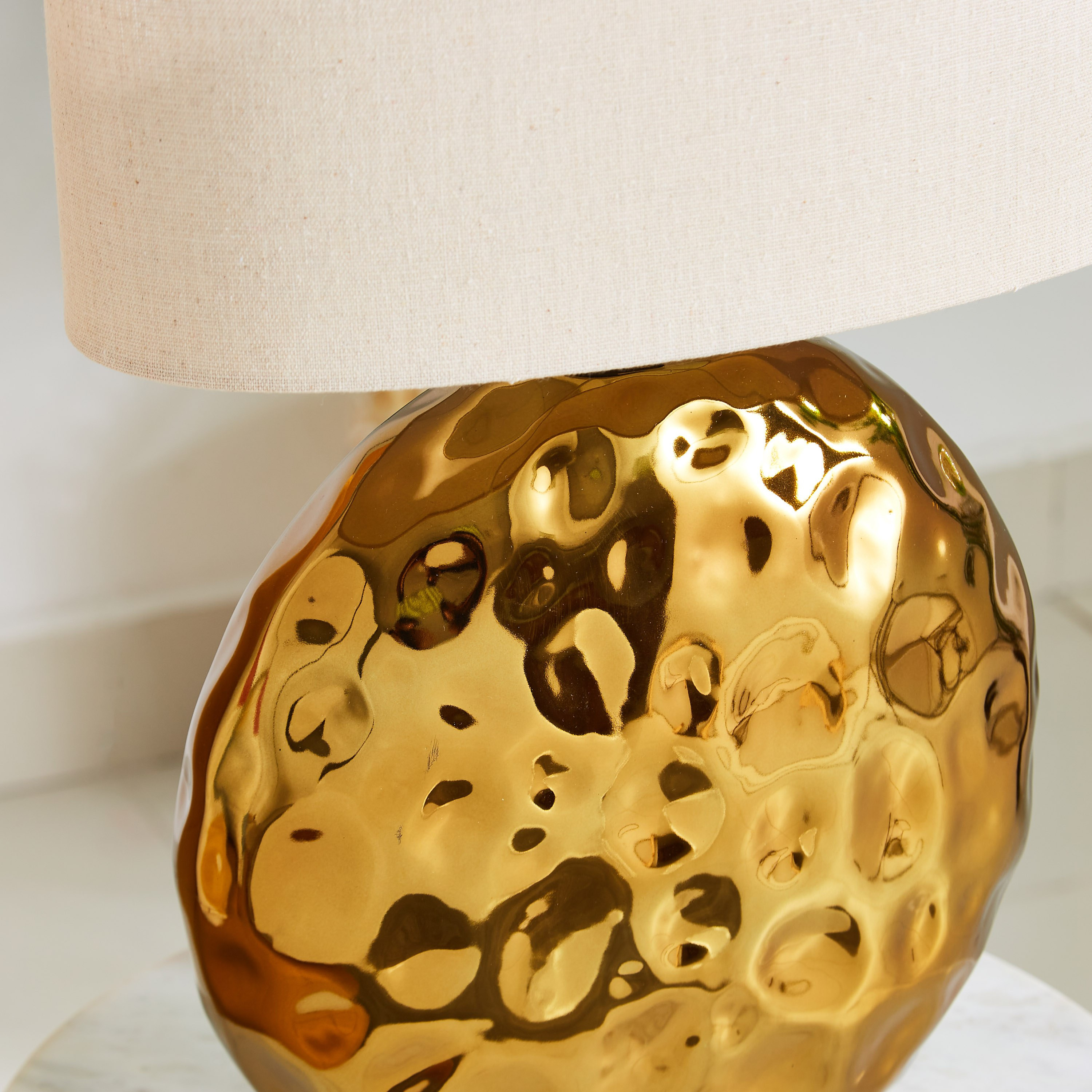 مصباح طاولة سيراميك بارز الملمس بقاعدة مسطّحة من لوميير - 32 سم-hbxlivingroom-lighting-tablelamps-image-3