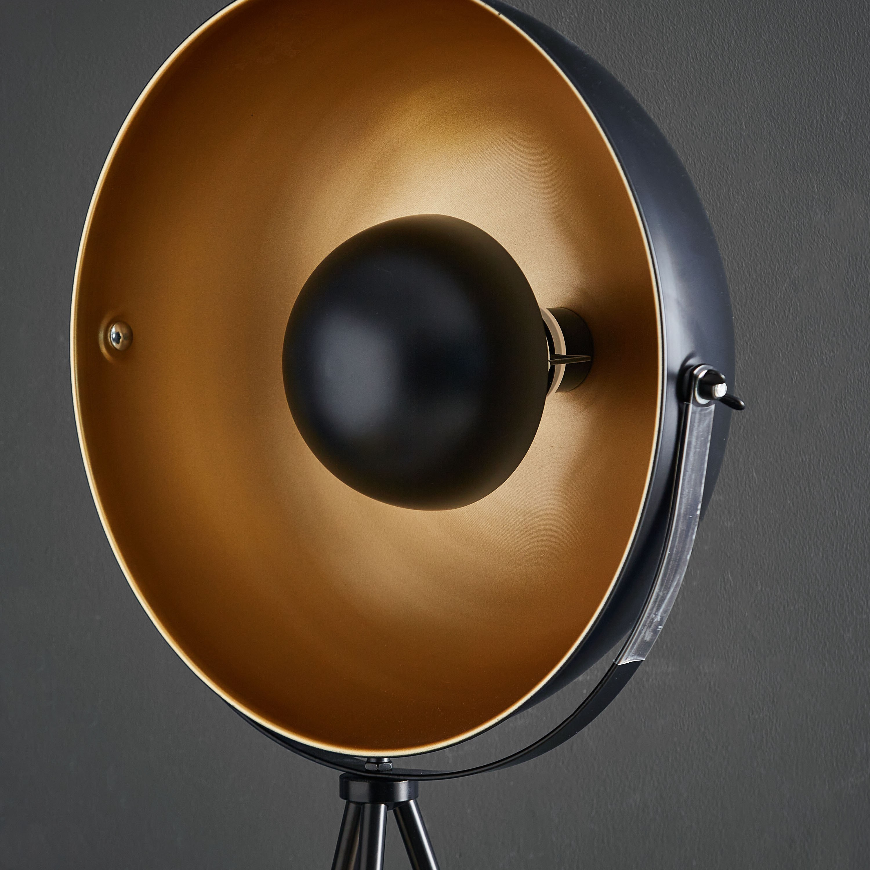 مصباح أرضي معدني ثلاثي القوائم نيبلا من بلاز - 146 سم-hbxhomeware-hbxdecorandfurnishings-image-3