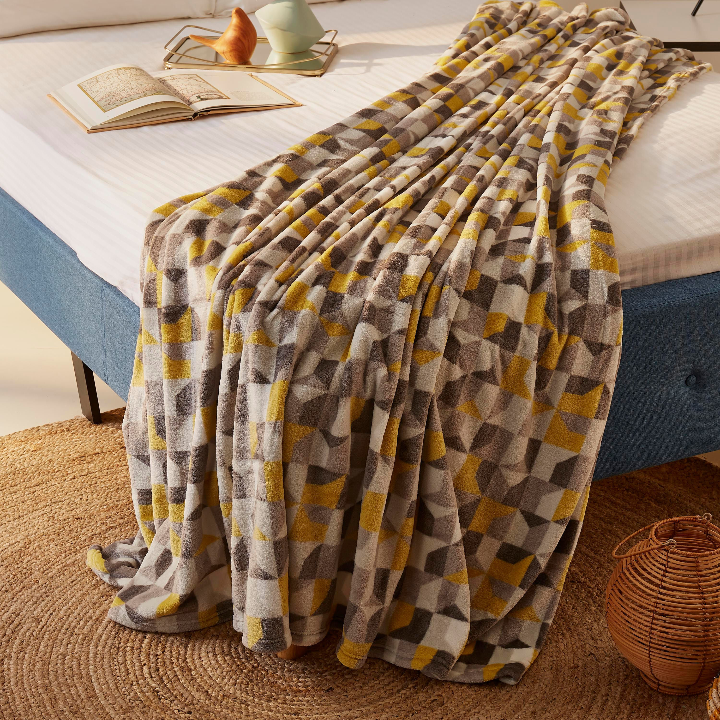 بطانية مايكرو فلانيل مزدوجة بطبعات من هامبتون كلير - 150x220 سم-hbxhomeware-hbxbedroom-image-2