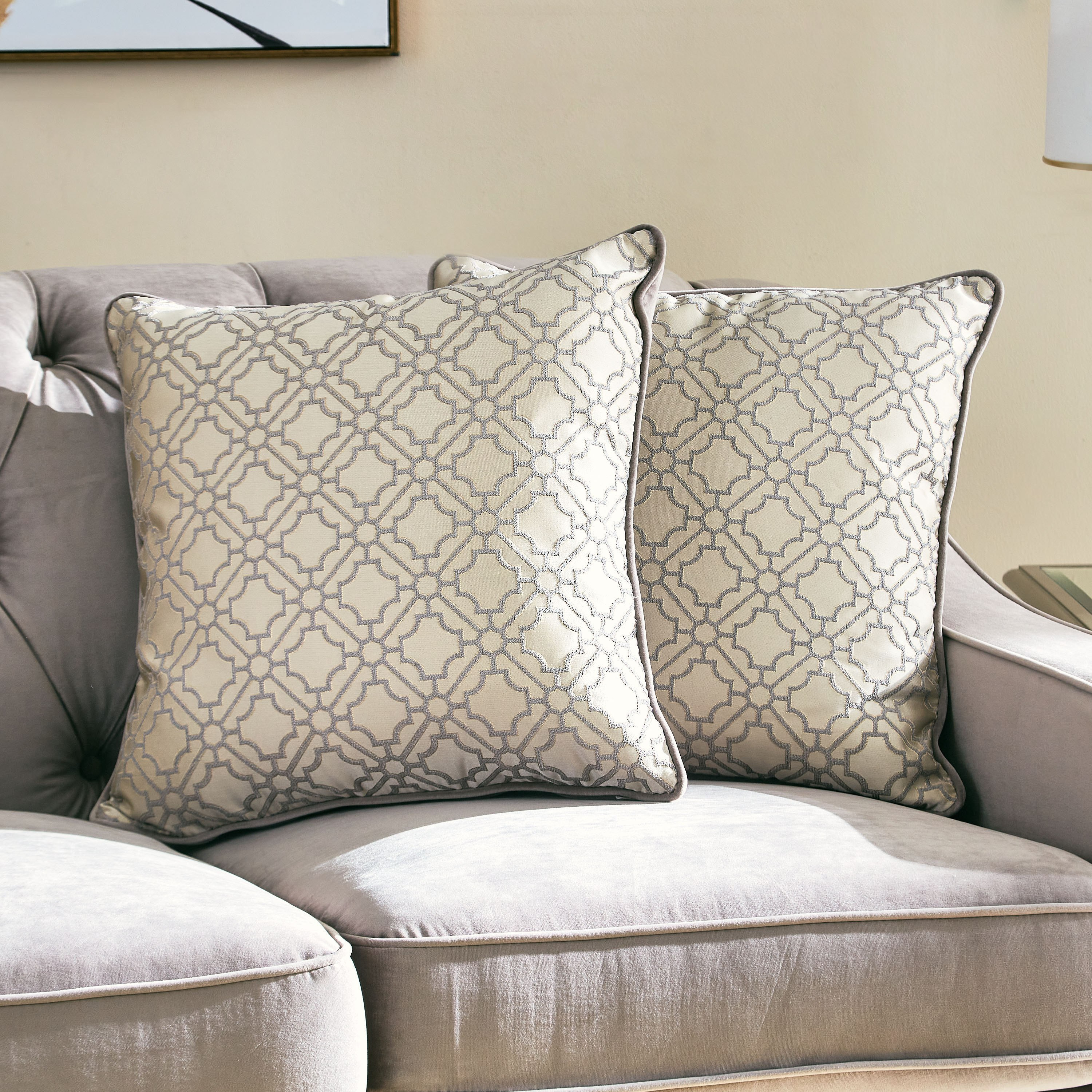 كنبة بـ 3 مقاعد ووسادتين من شارلوت-hbxlivingroom-sofasandarmchairs-sofas-image-3