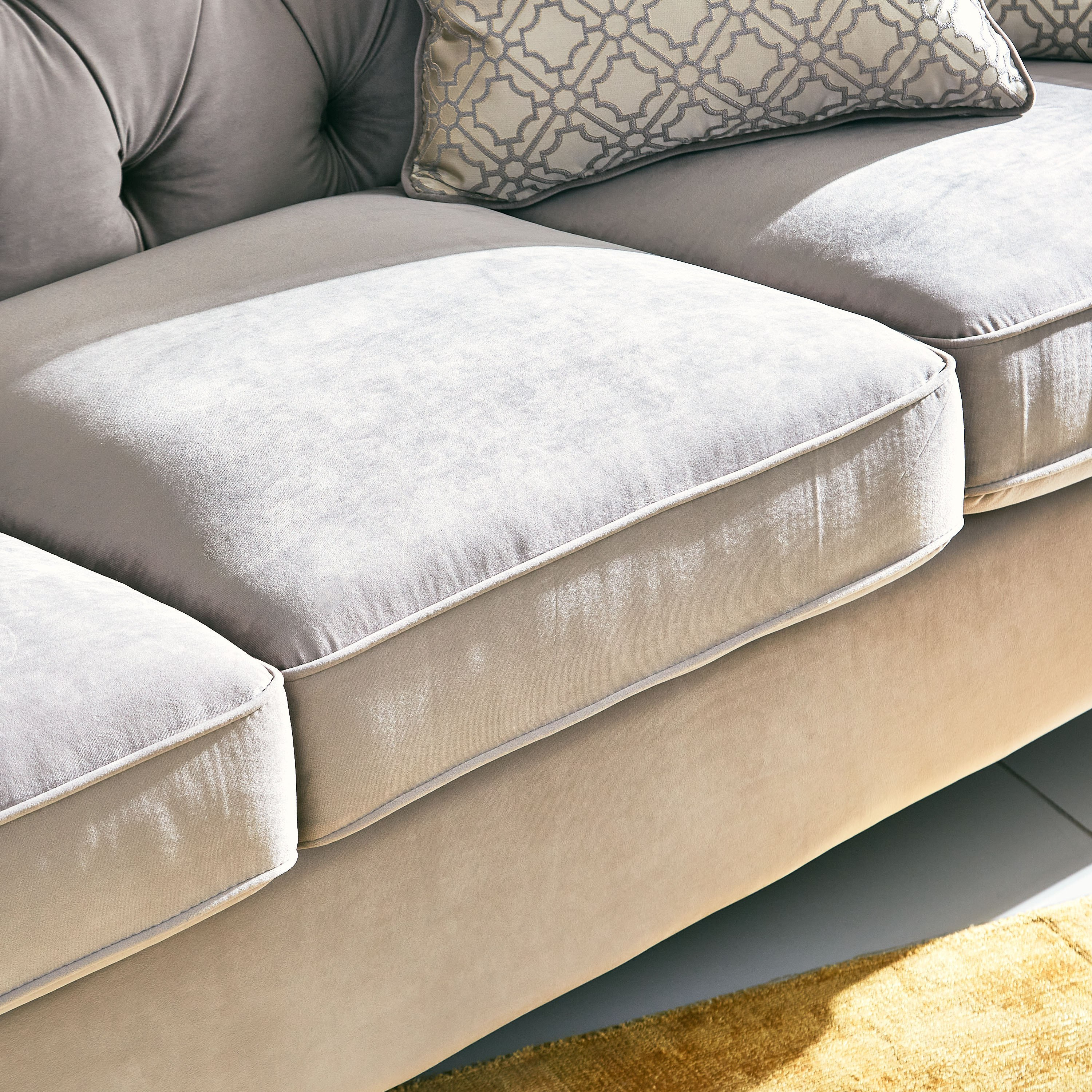كنبة بـ 3 مقاعد ووسادتين من شارلوت-hbxlivingroom-sofasandarmchairs-sofas-image-4
