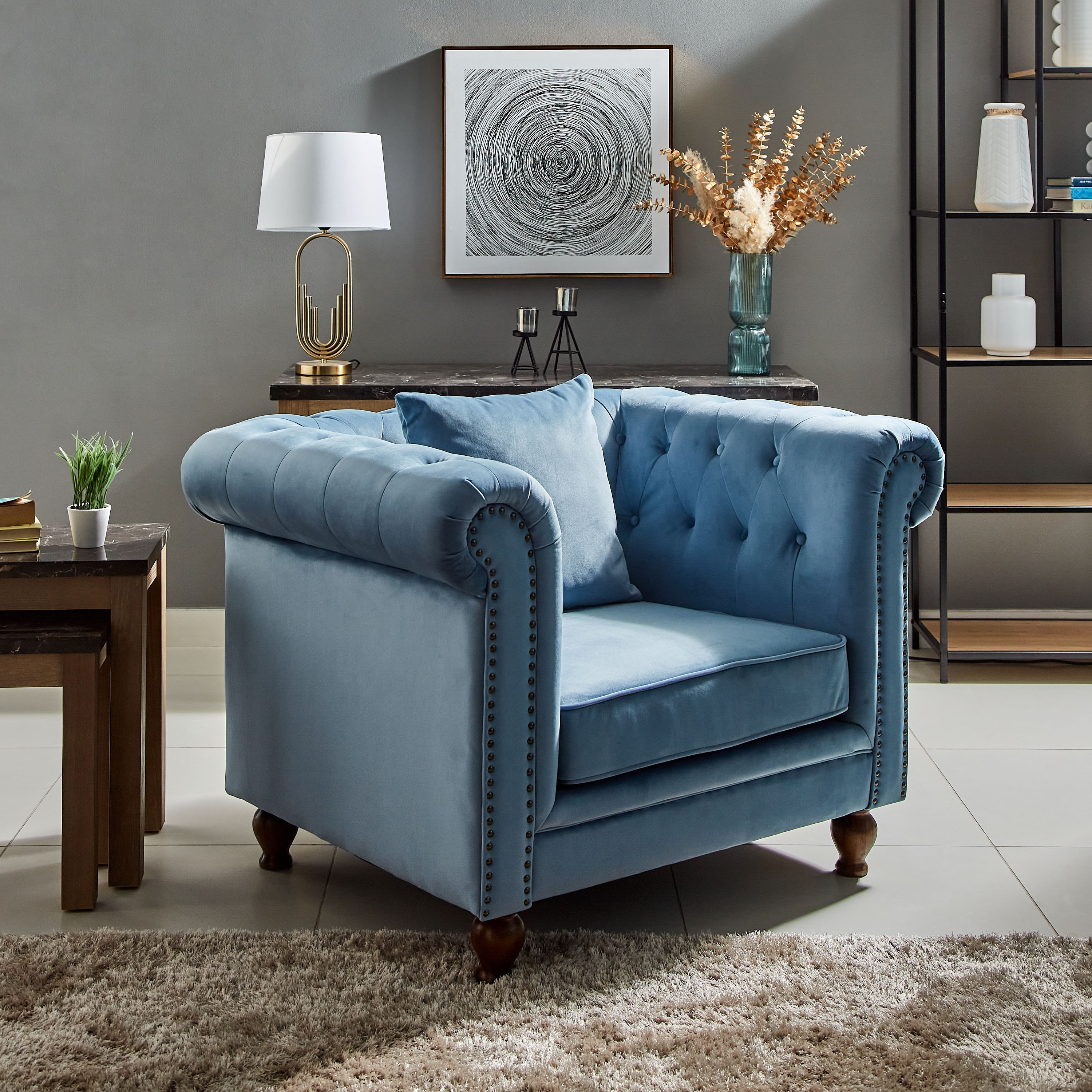 كرسي مخملي معنقد بمساند ذراعين ووسادة من صوفيا-hbxlivingroom-sofasandarmchairs-sofas-image-2
