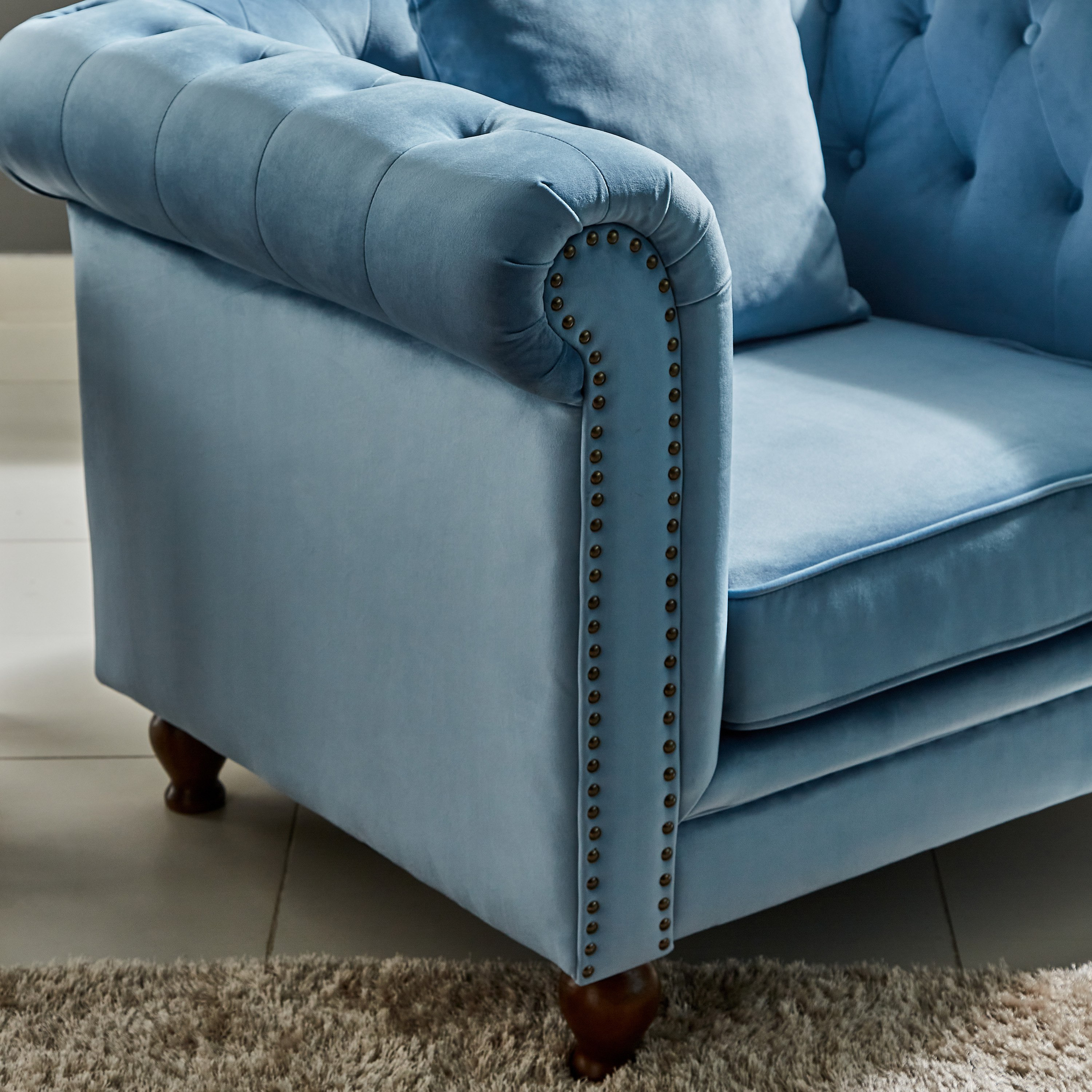 كرسي مخملي معنقد بمساند ذراعين ووسادة من صوفيا-hbxlivingroom-sofasandarmchairs-sofas-image-3