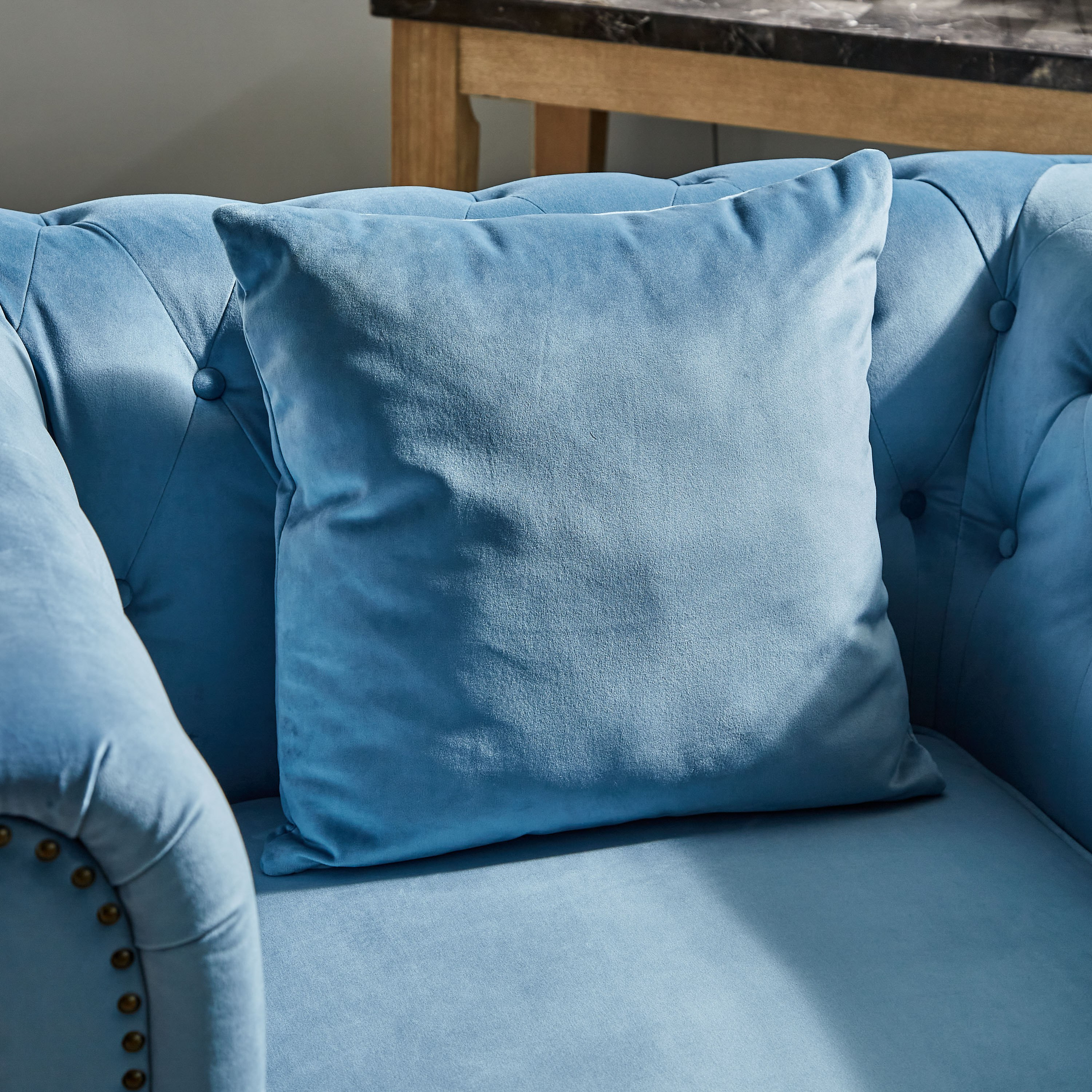 كرسي مخملي معنقد بمساند ذراعين ووسادة من صوفيا-hbxlivingroom-sofasandarmchairs-sofas-image-4