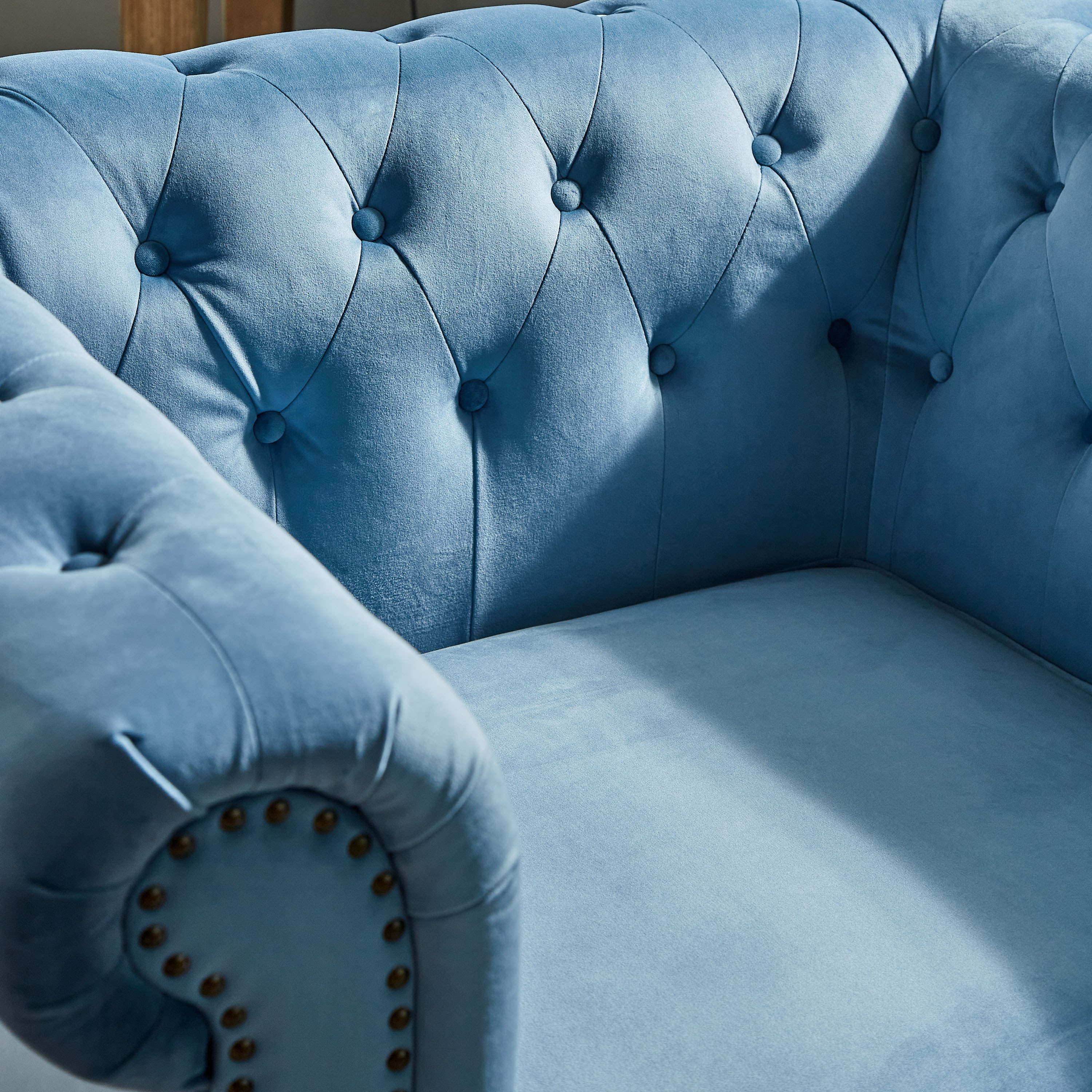 كرسي مخملي معنقد بمساند ذراعين ووسادة من صوفيا-hbxlivingroom-sofasandarmchairs-sofas-image-5