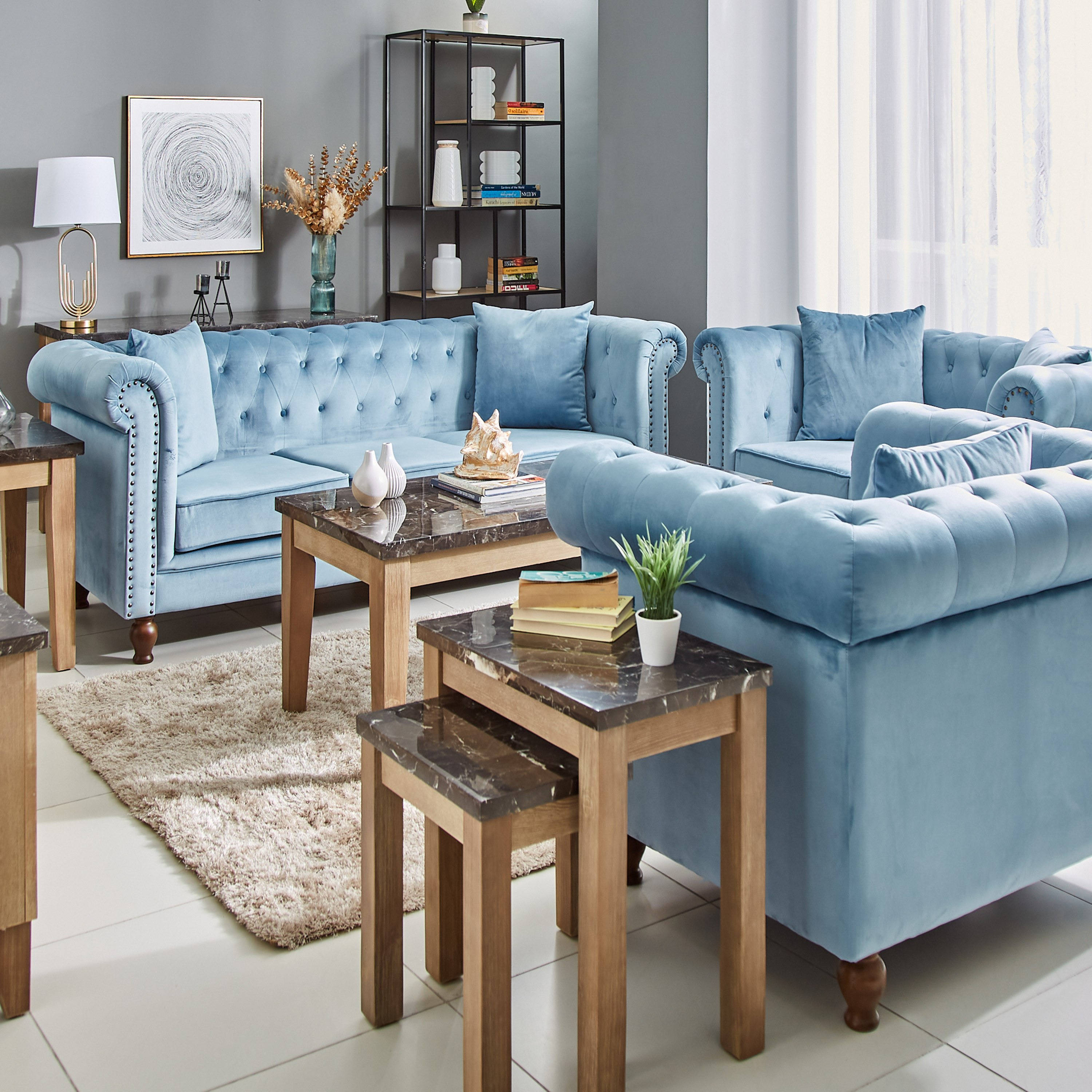 كرسي مخملي معنقد بمساند ذراعين ووسادة من صوفيا-hbxlivingroom-sofasandarmchairs-sofas-image-6